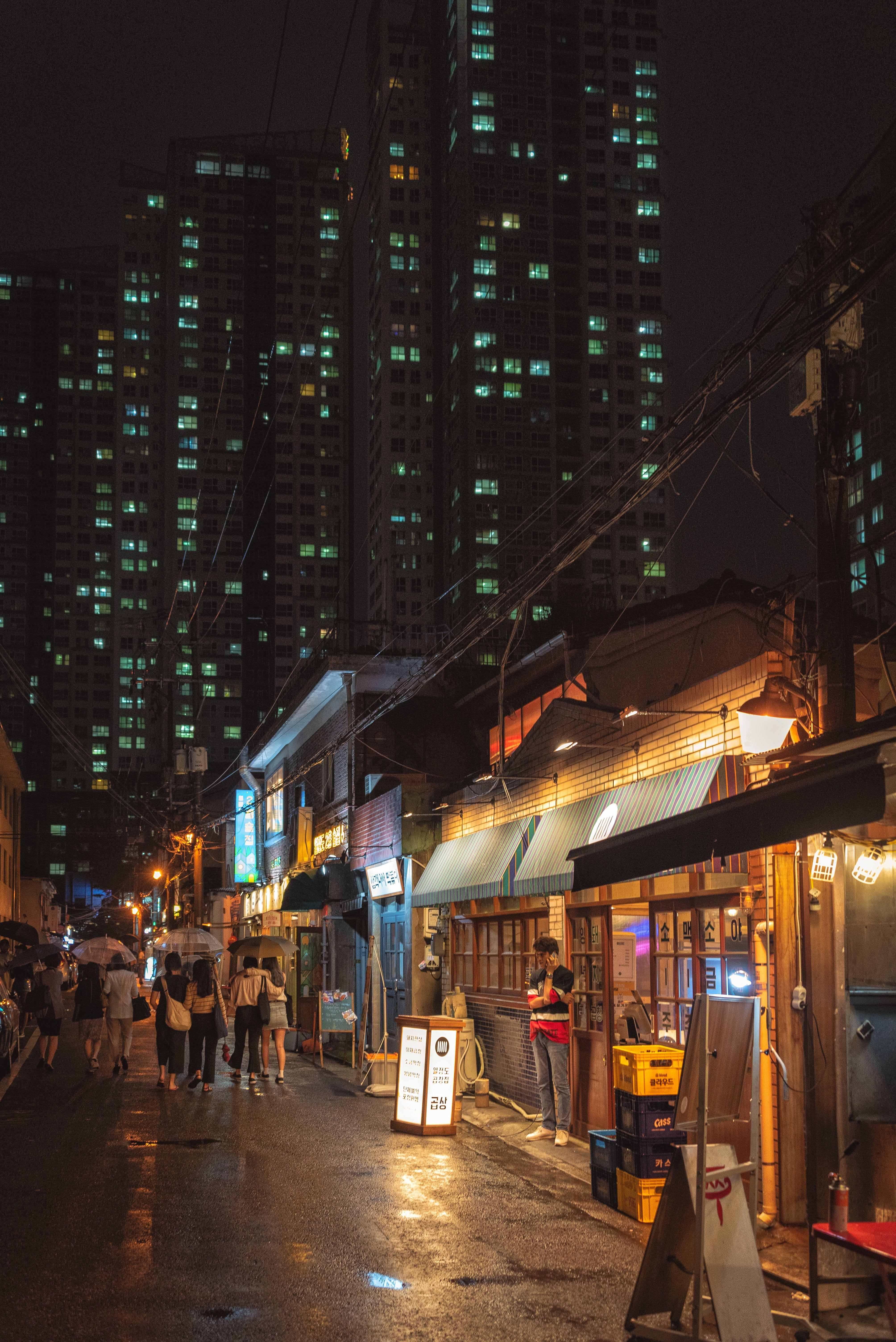 Strada notturna a Seoul, 4016x6016 Verticale, iPhone Pro Max