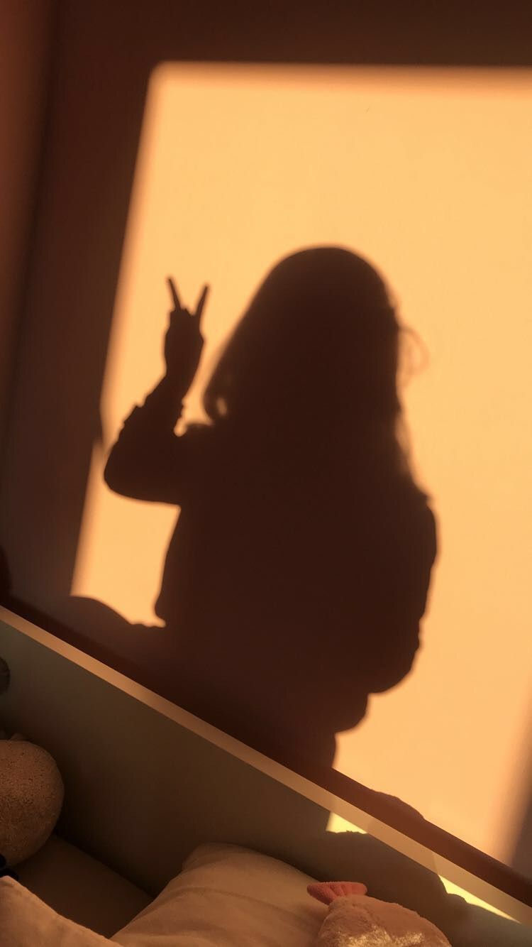 Silhouette persona luce calda, 750x1334 Verticale, Mobile