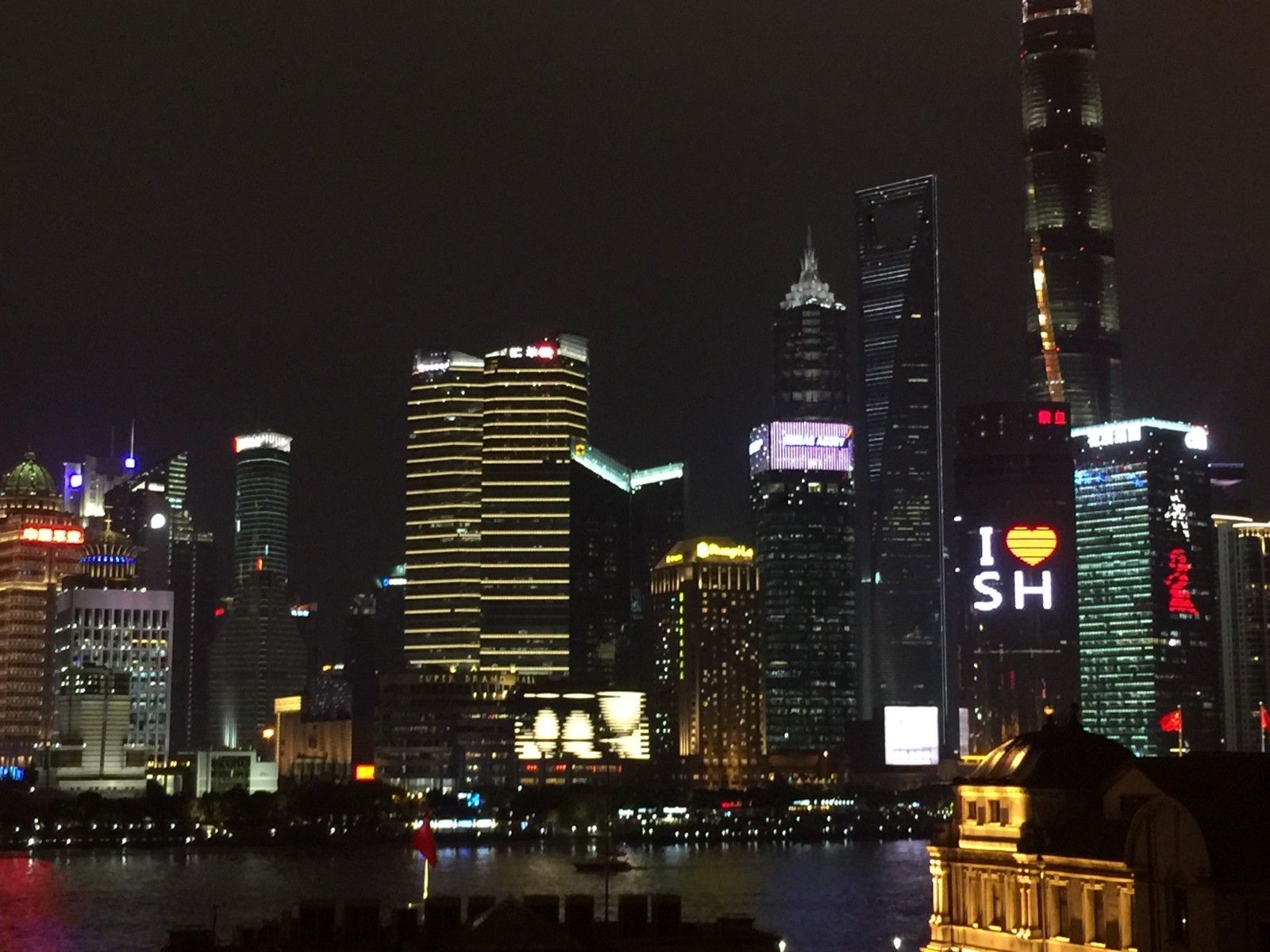 Uomo cammina grattacieli Shanghai, 2048x1152 Hi-Res, PC