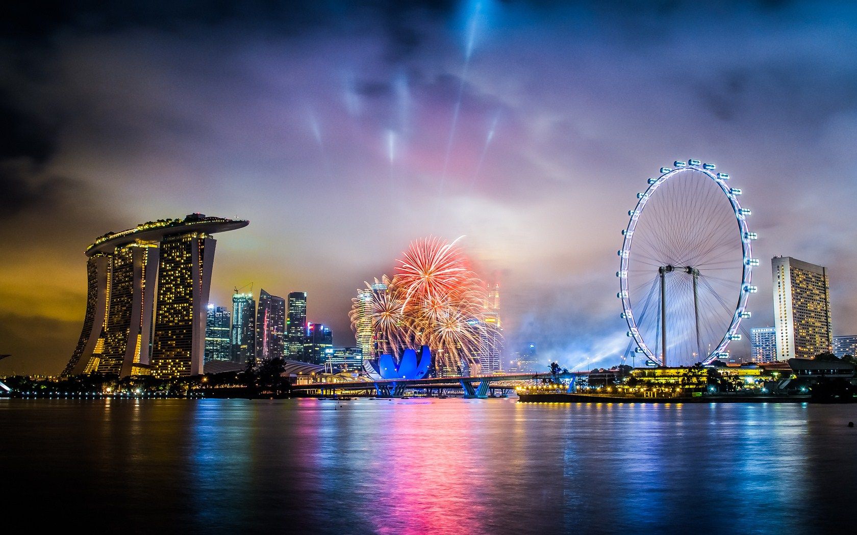 Skyline Singapore con fuochi d'artificio, 1680x1050 HD Ready, PC