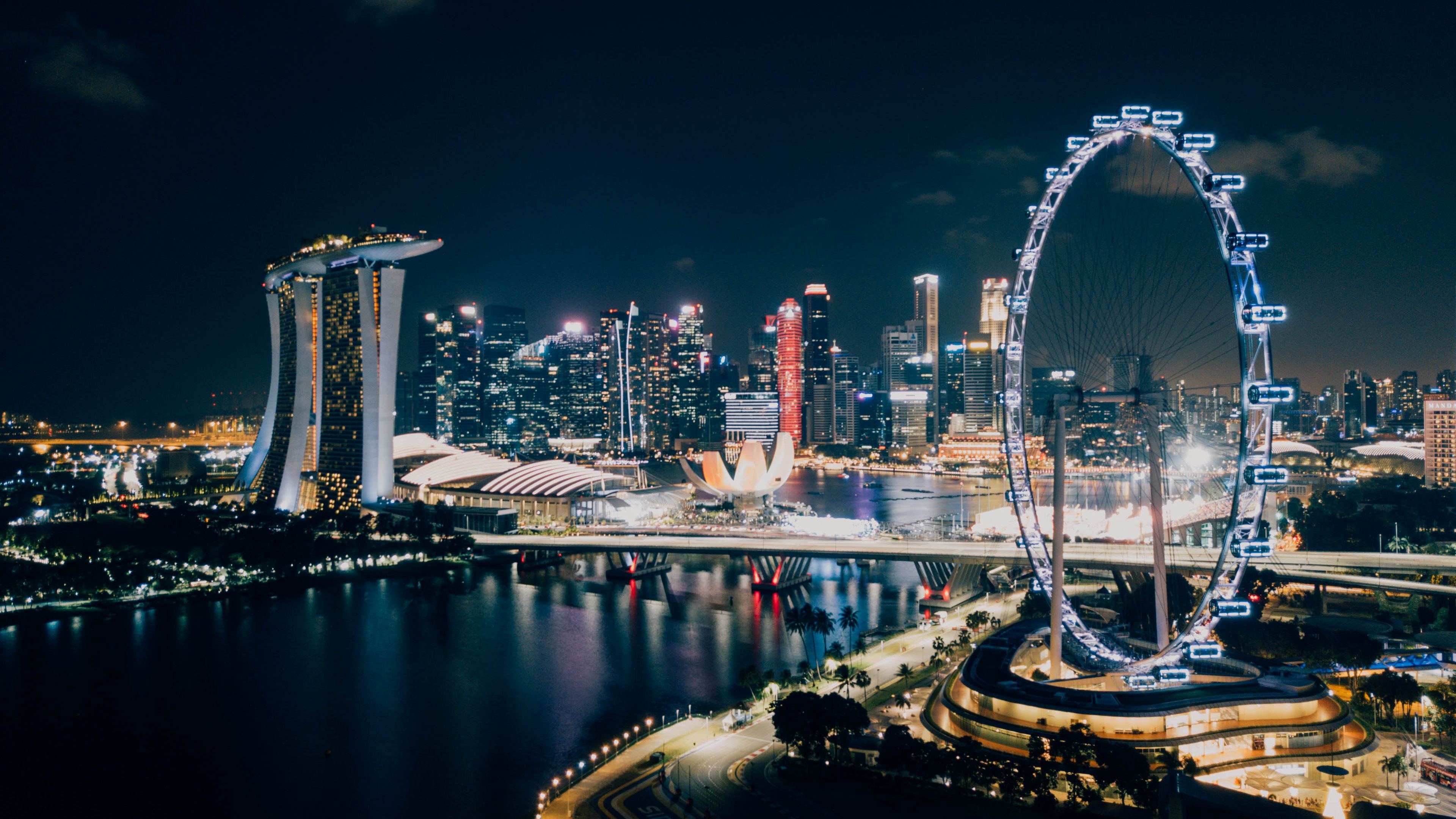 Skyline Singapore notturno con ruota panoramica, 3840x2160 4K Ultra HD, Monitor 4K
