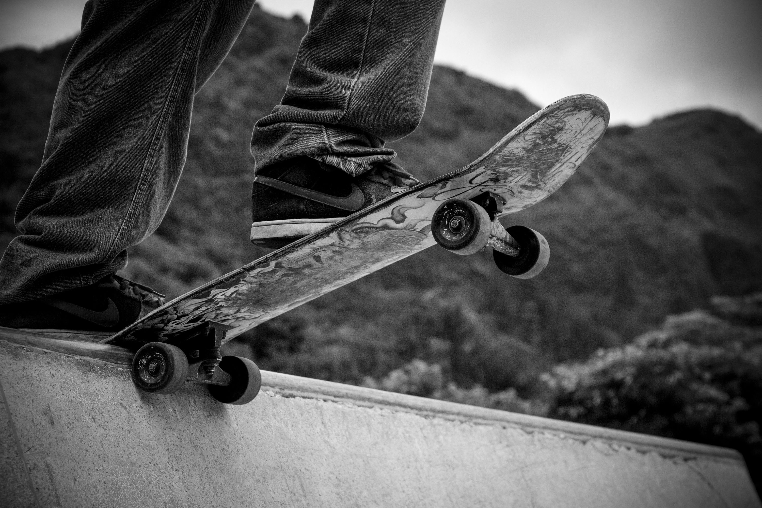 Skateboarder salto rampa cielo nuvoloso, 1920x1080 Full HD 1080p, Desktop