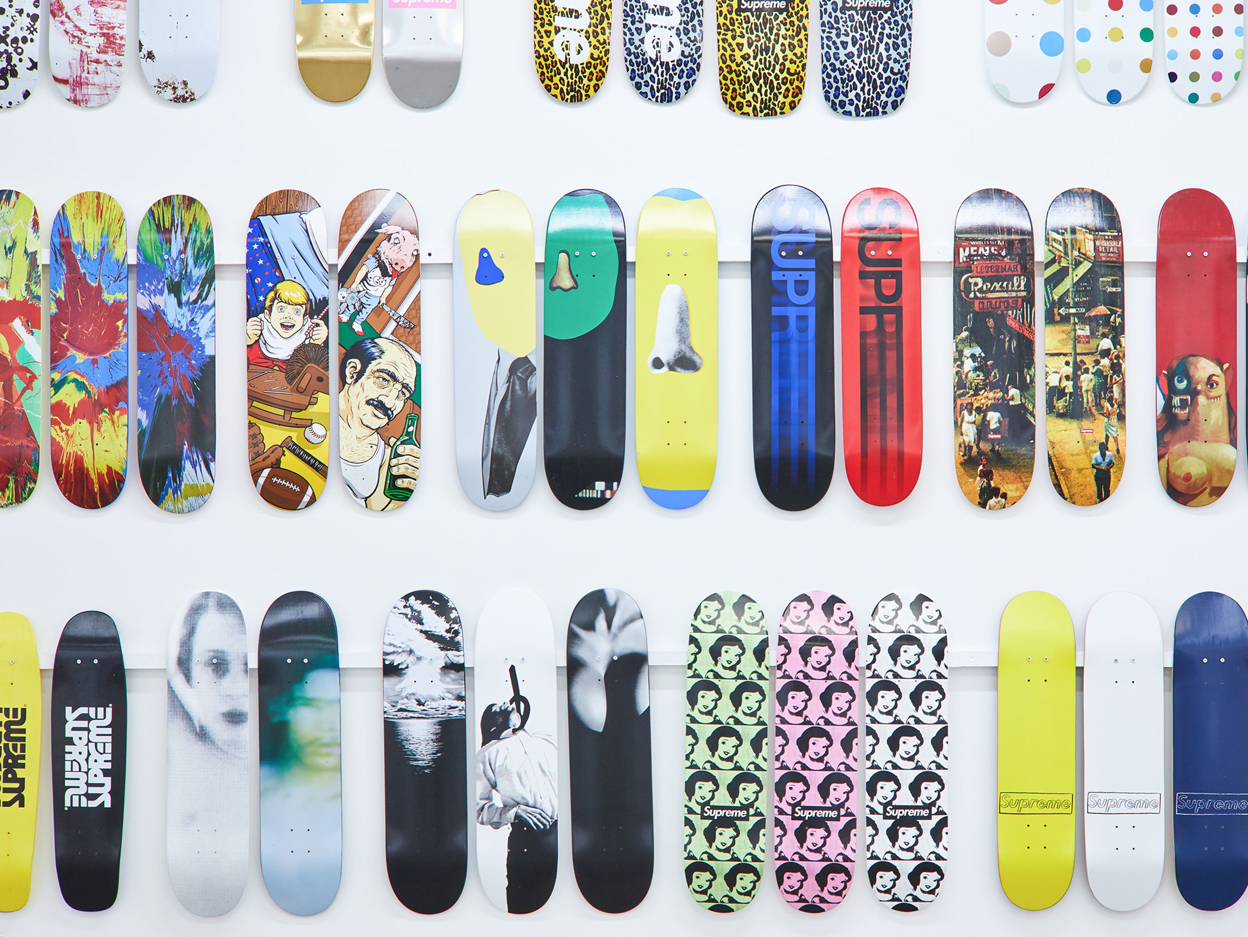Skateboard Supreme colorati esposti, 2500x1877 2K, Desktop