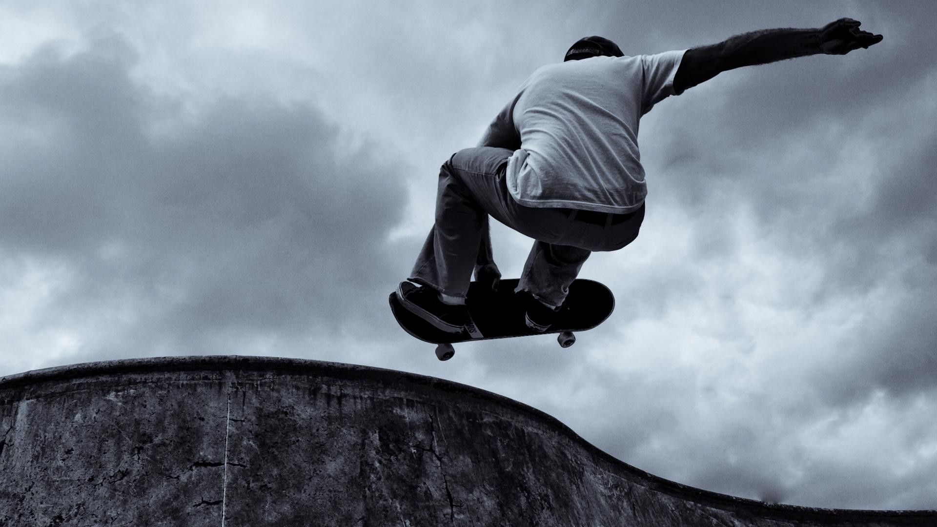 Skateboarder salto rampa cielo nuvoloso, 1920x1080 Full HD 1080p, Desktop