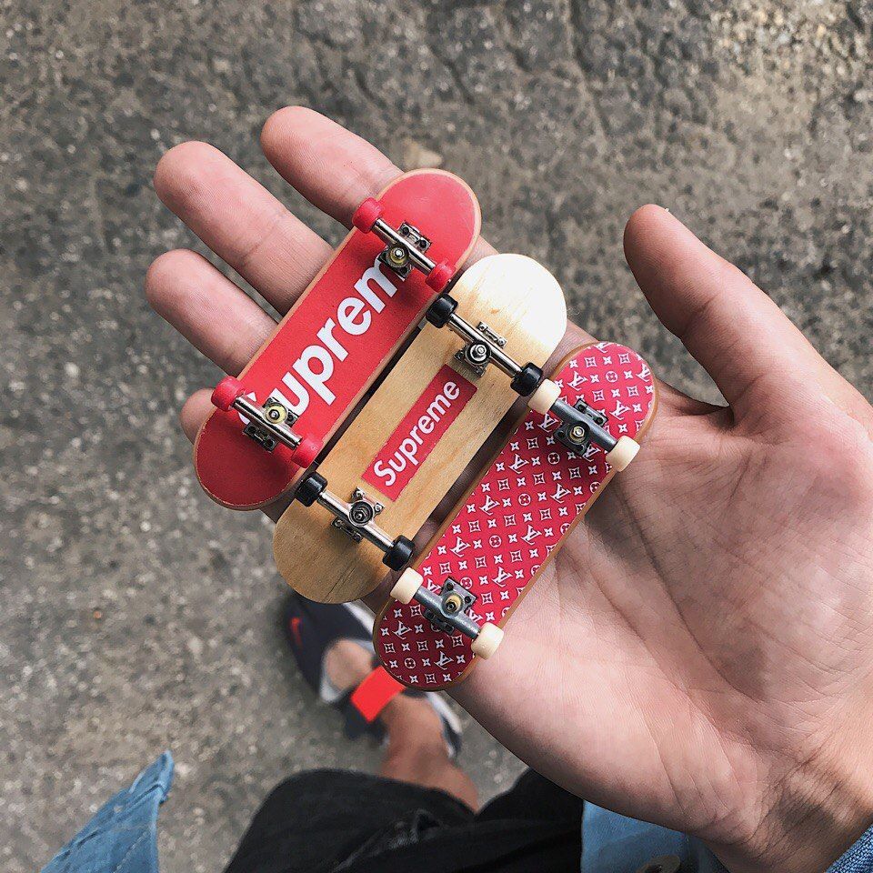 Mini skateboard Supreme in mano, 960x960 HD, PC Desktop
