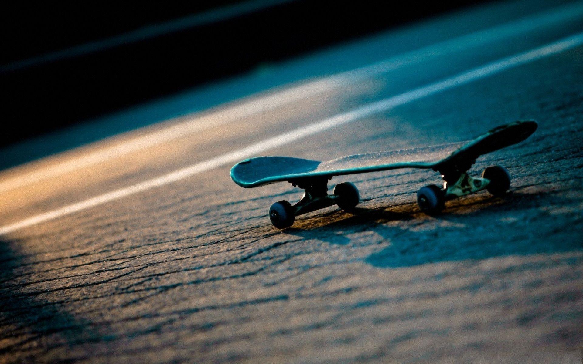 Skateboard su asfalto notturno, 1920x1200 Full HD+, Laptop