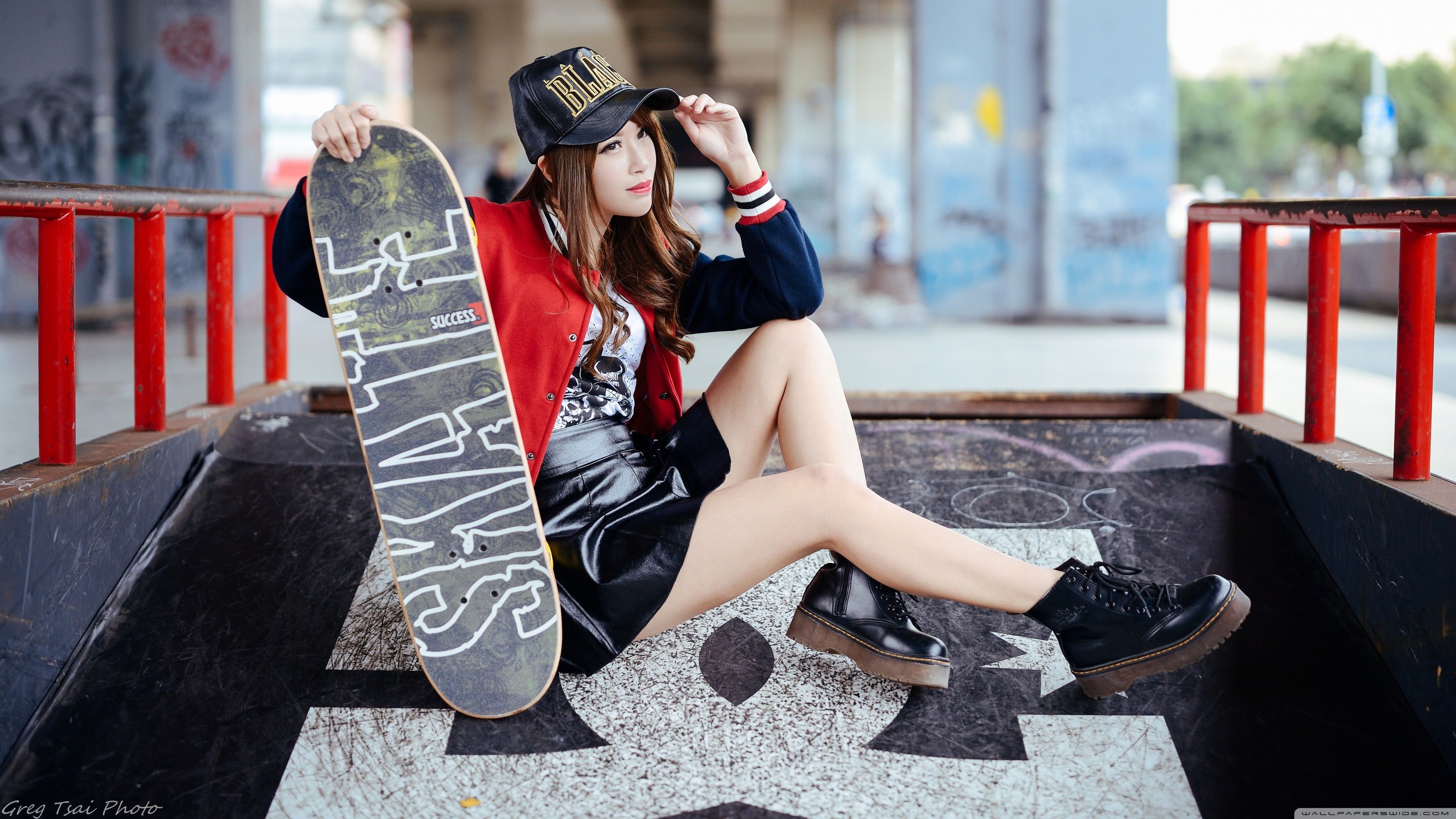 Ragazza con skateboard seduta, 3554x1999 2K+, Laptop