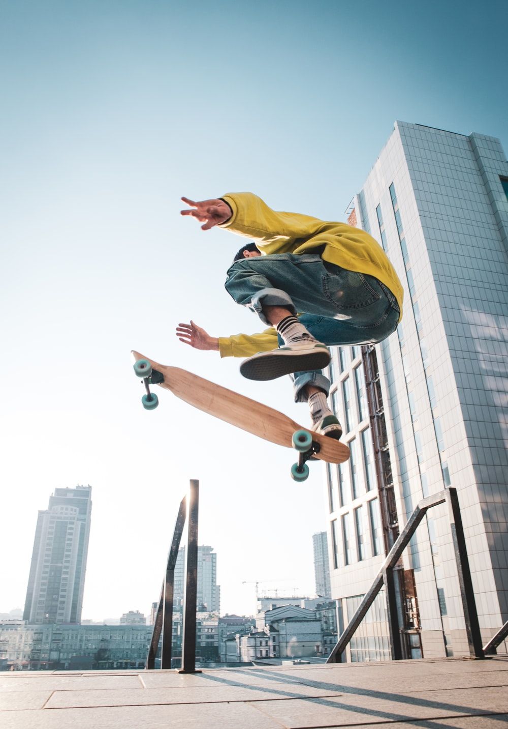 Skateboarder salto in città, 1000x1433 Verticale, iPhone Plus