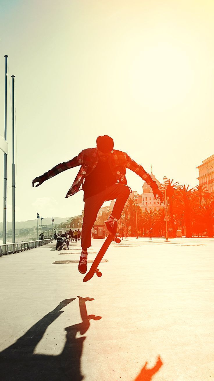 Skateboarder in salto controluce, 736x1309 Full HD Verticale, iPhone Pro Max