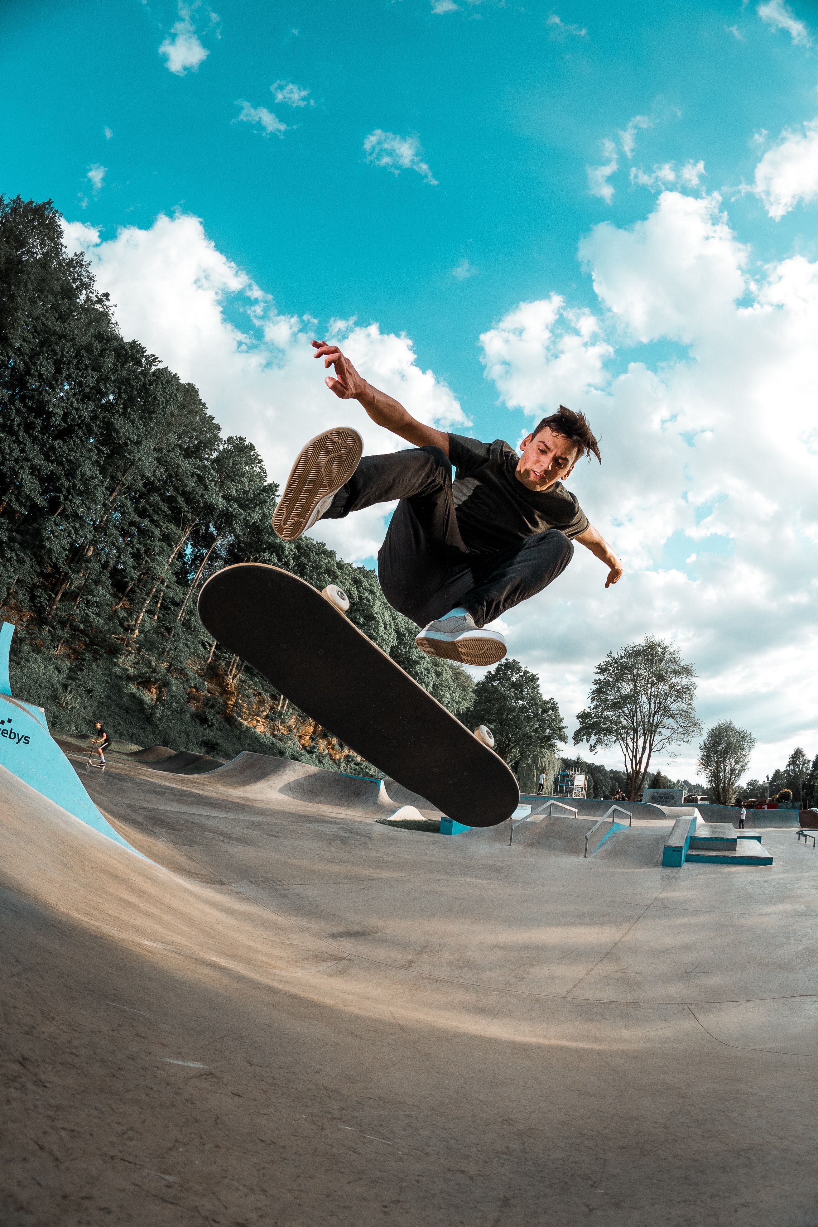 Skateboarder salto in skatepark, 2624x3936 Verticale, iPhone Plus