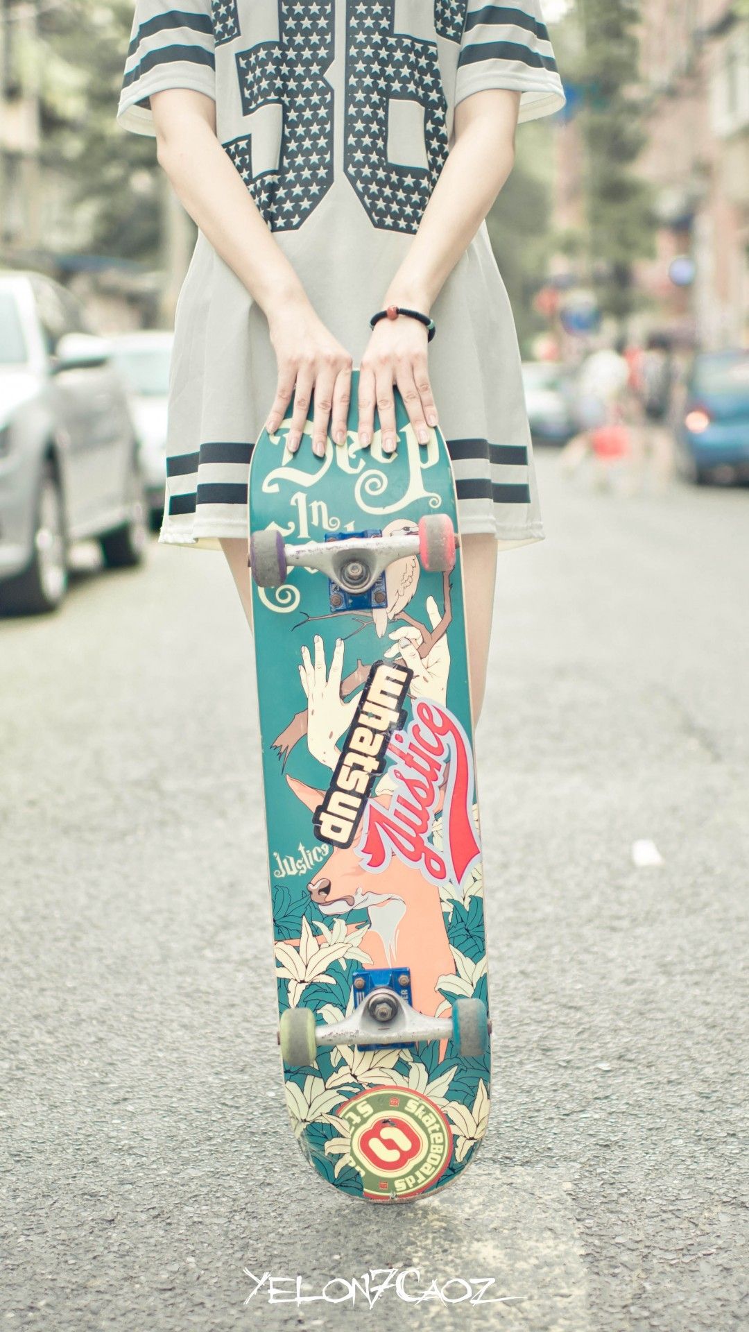 Ragazza con skateboard verde, 1080x1920 Verticale, iPhone