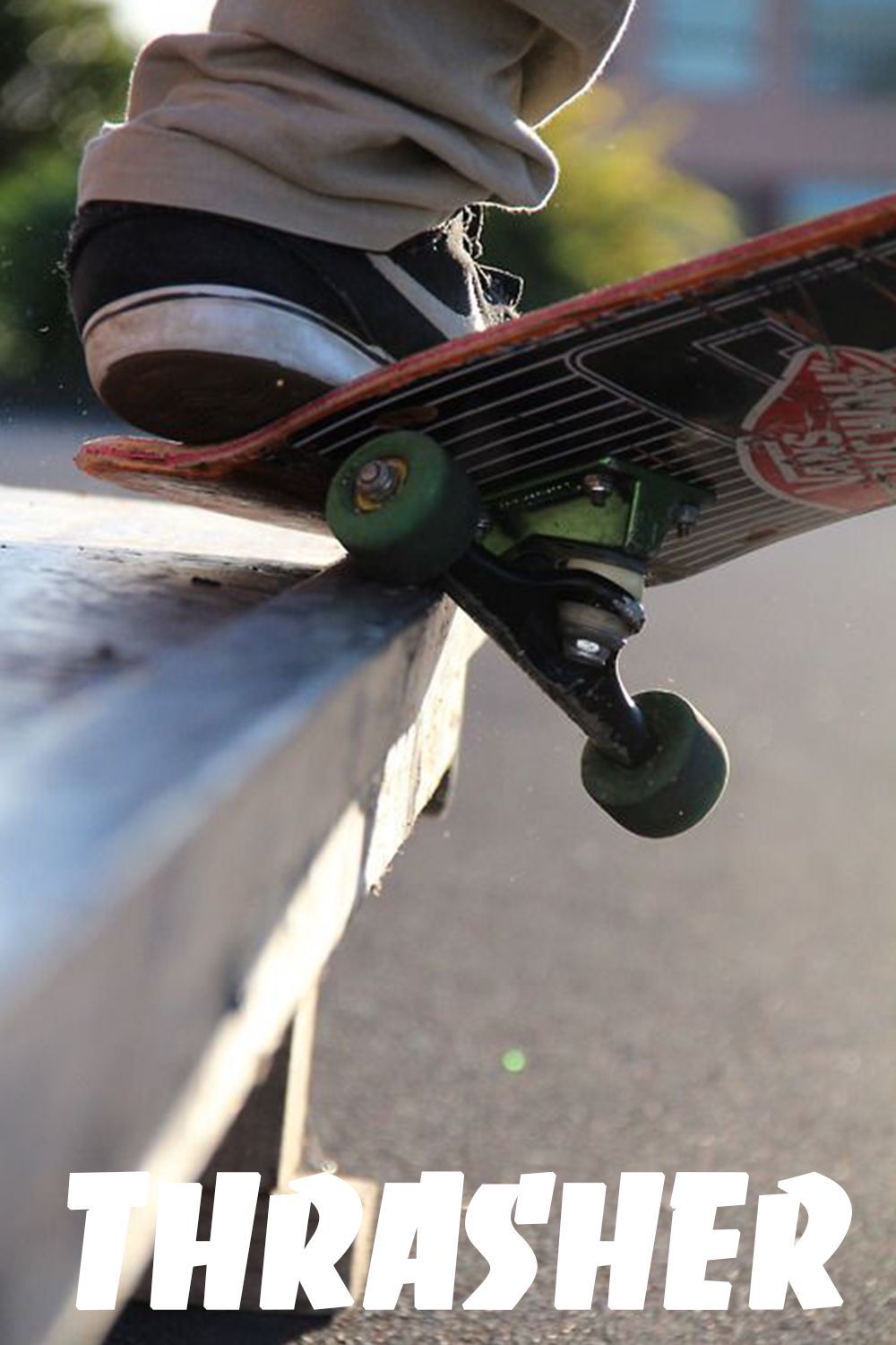 Skateboard Thrasher su cordolo, 1000x1500 Full HD Verticale, iPhone Pro Max