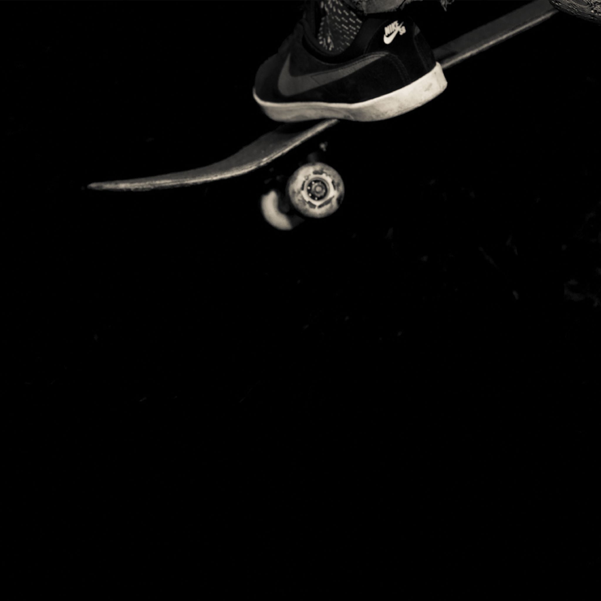 Scarpa Nike su skateboard nero, abbigliamento sportivo, 2048x2048 Hi-Res, Desktop