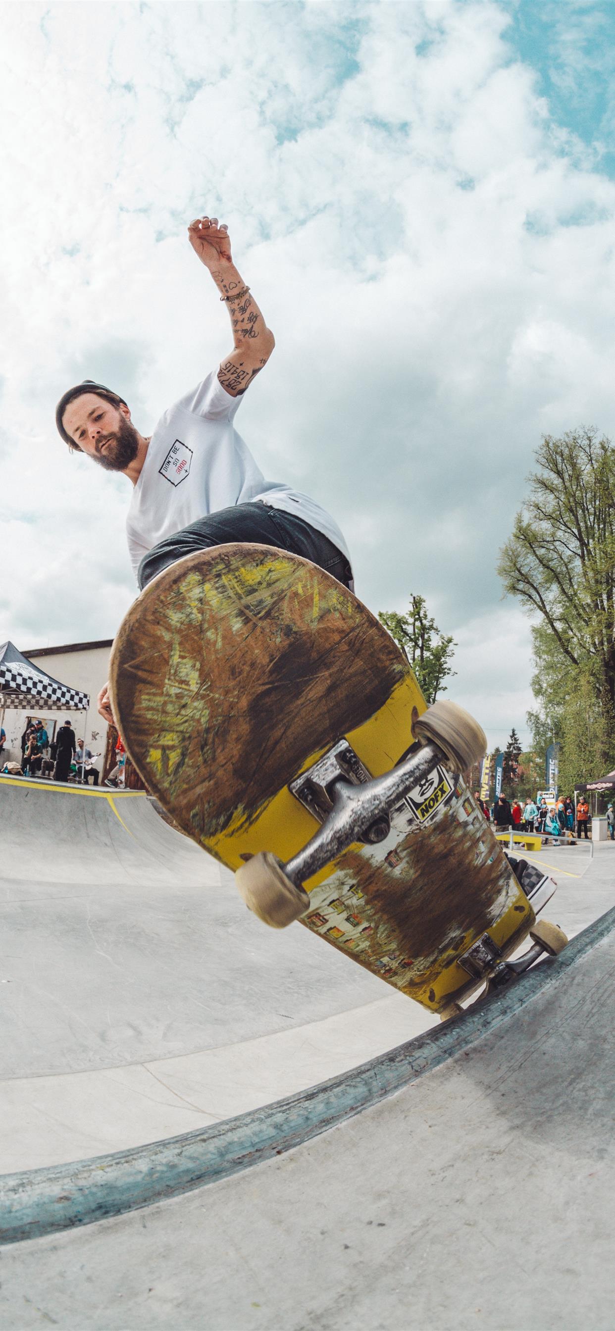 Skateboarder in bowl, trick, 1242x2688 Full HD Verticale, iPhone
