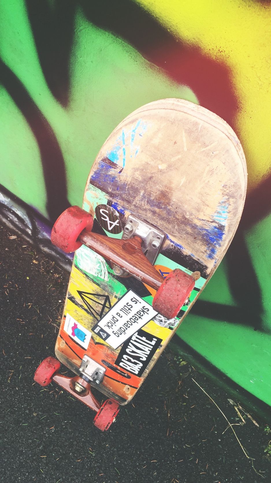 Skateboard con adesivi colorati, 938x1668 Verticale, iPhone Pro Max