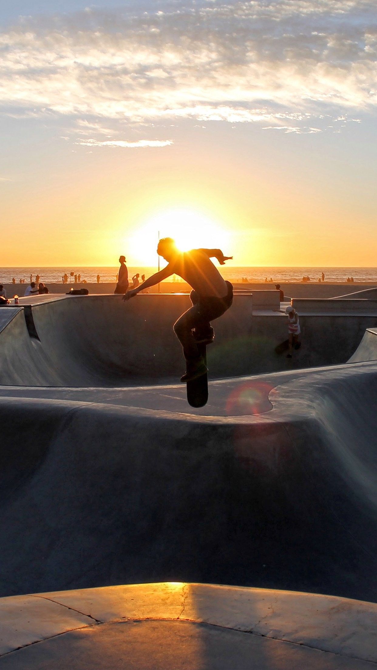 Skateboard su scalinata metallica, 2160x3840 Verticale, Mobile