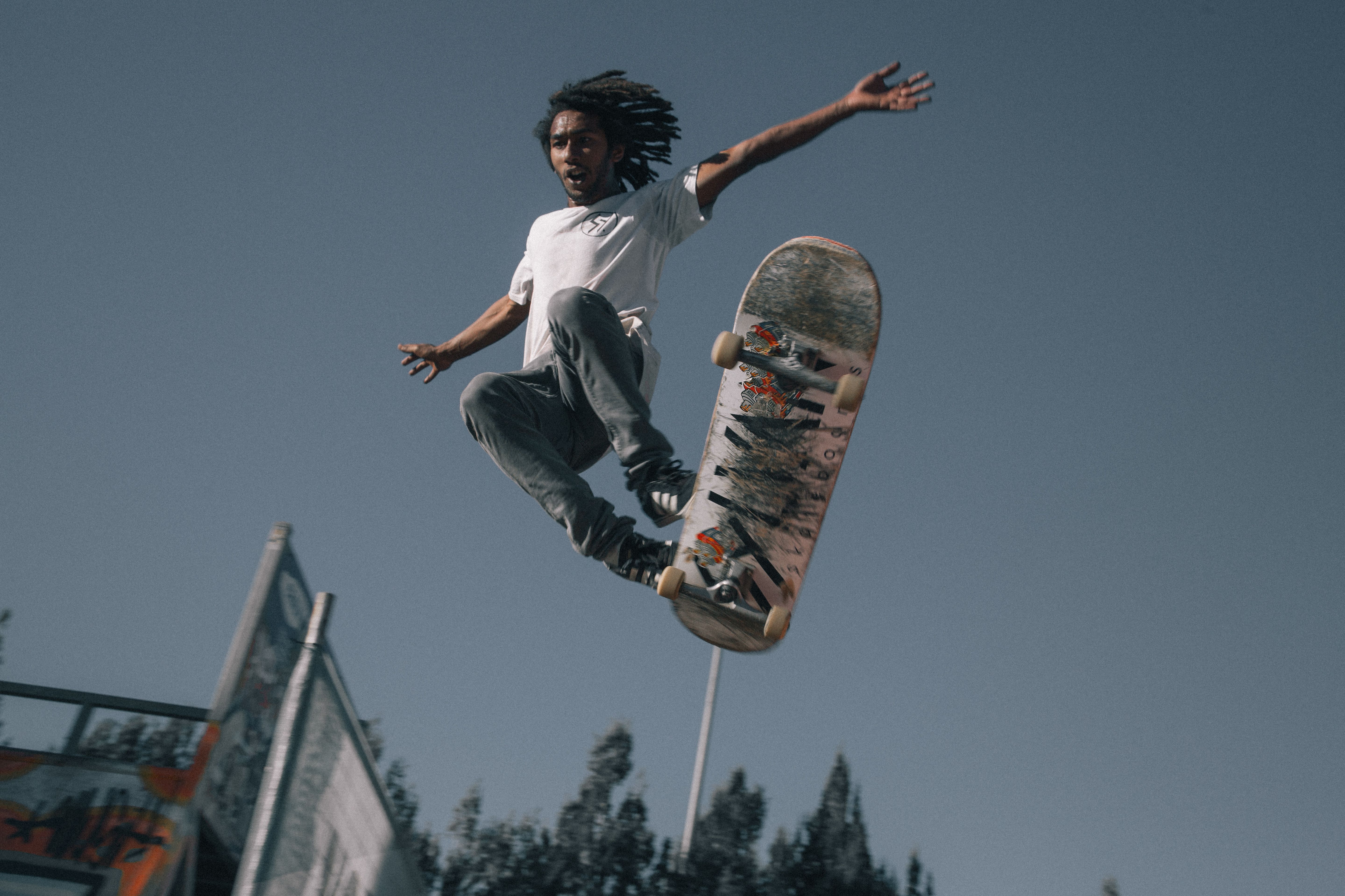 Ragazzo salta con skateboard, 5760x3840 4K, PC Desktop