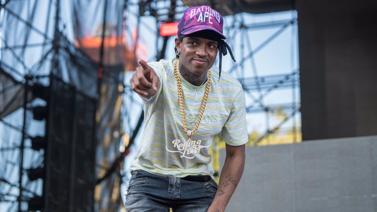 Rapper con microfono, palco scuro, 750x1335 Verticale, Mobile