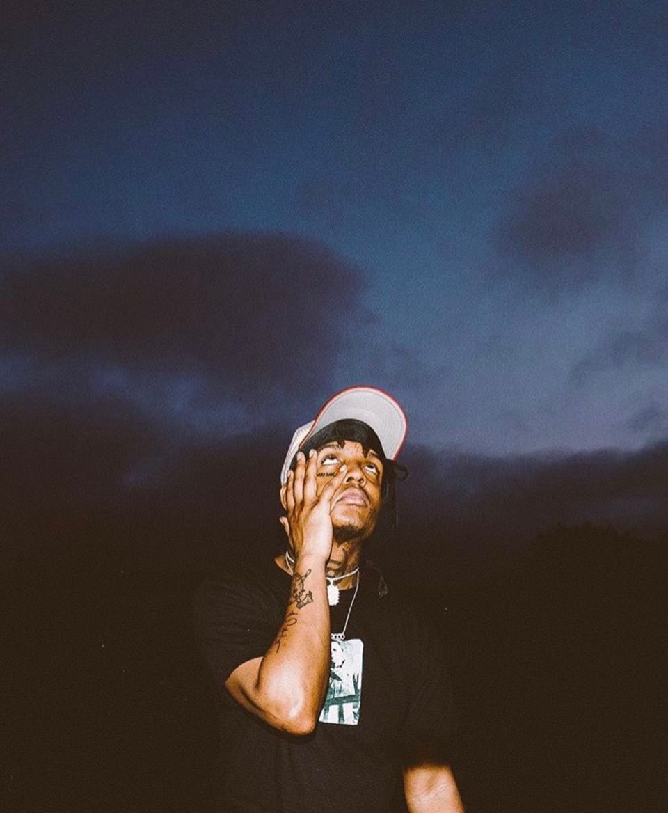 Rapper con cappellino al tramonto, 960x1168 Verticale, Telefono