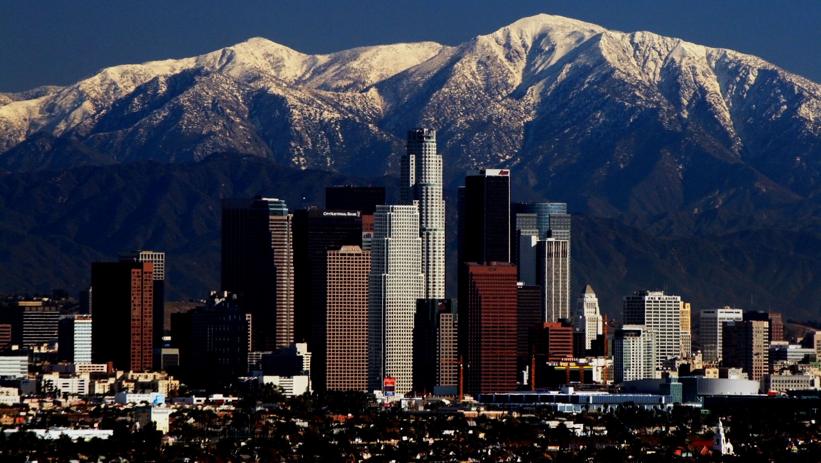 Skyline Los Angeles montagne innevate, 2816x1588 2K, Desktop