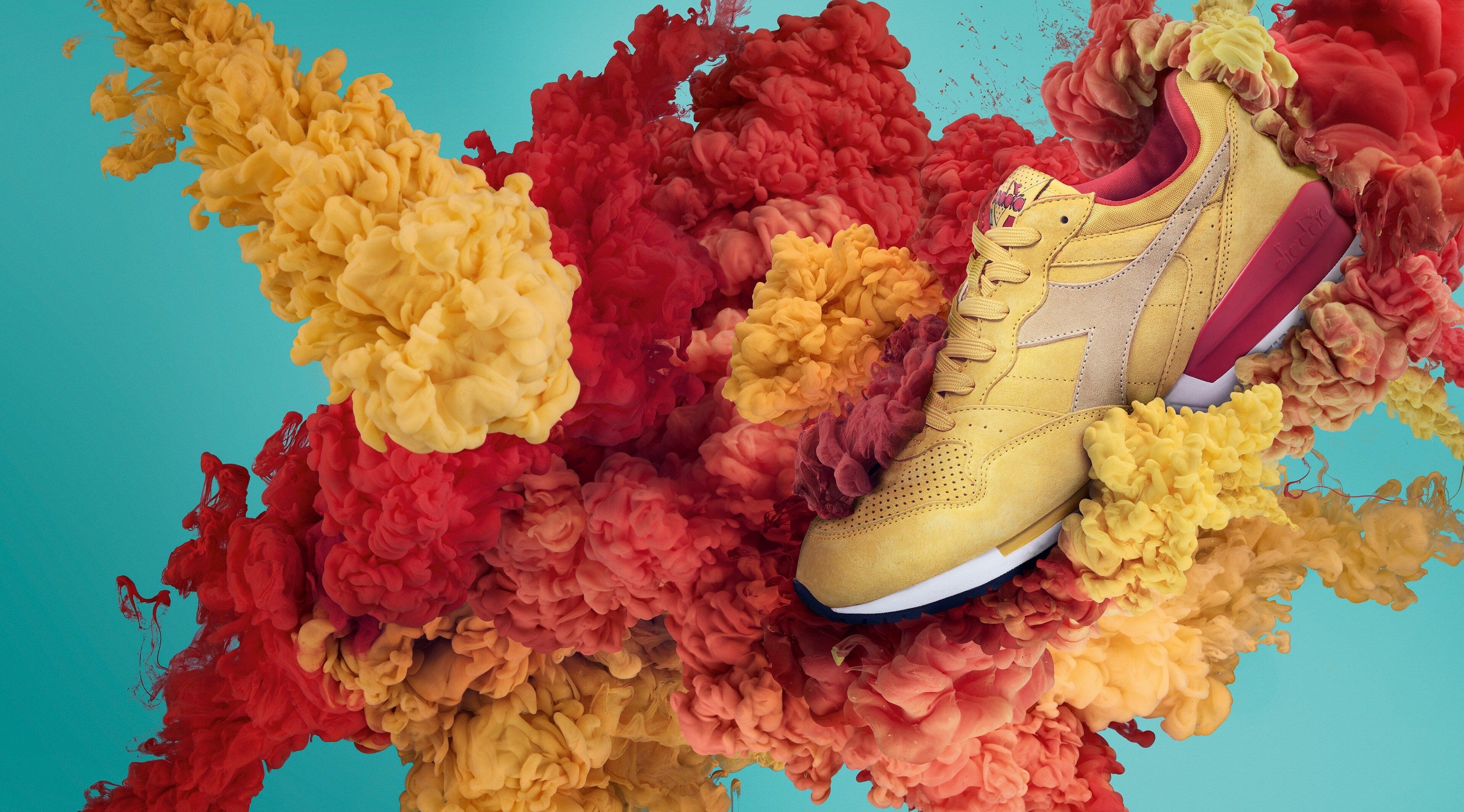 Sneaker gialla con esplosione colorata, 3840x2130 4K, PC Desktop