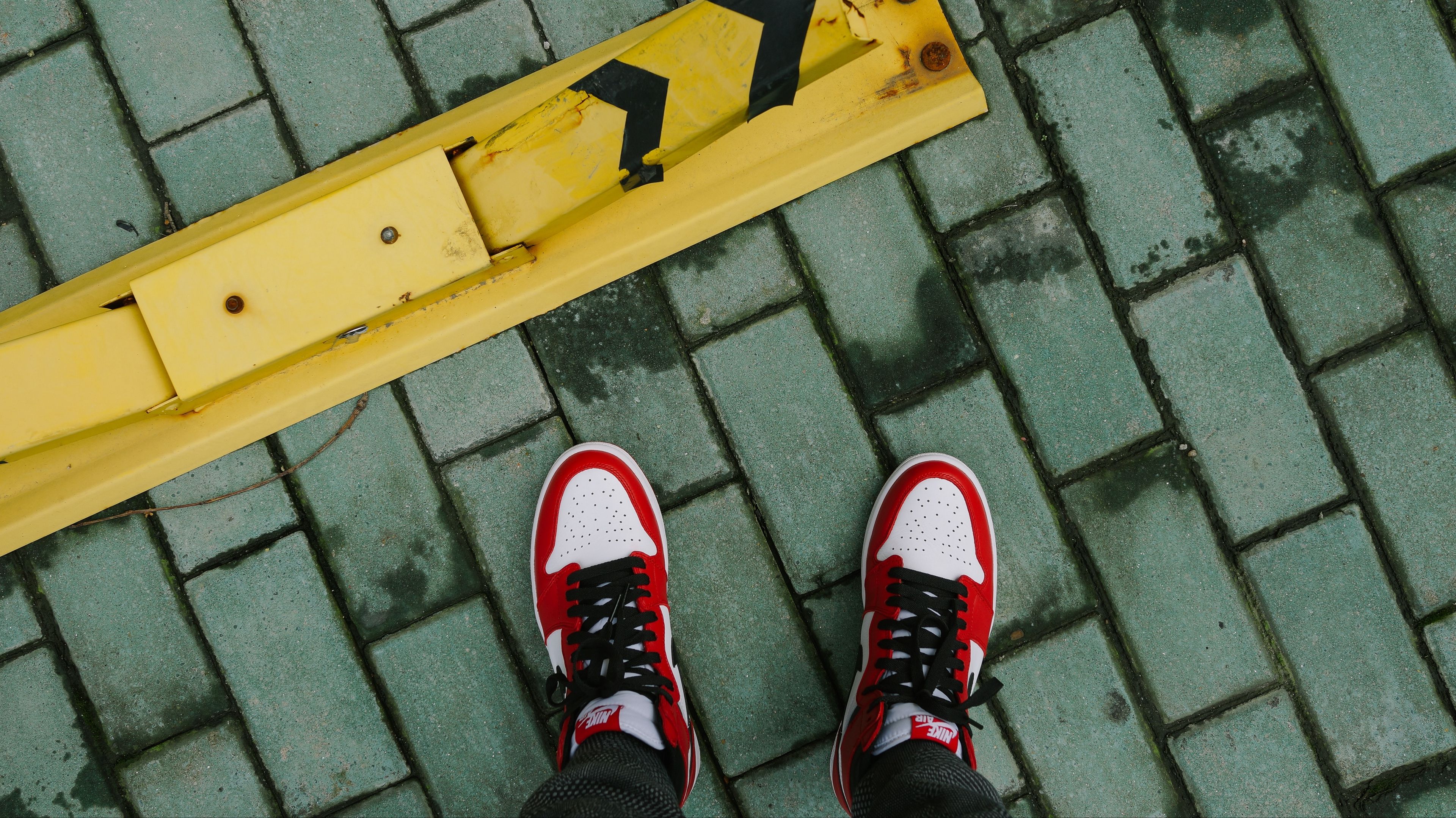Sneaker rosse su marciapiede, 3840x2160 4K Ultra HD, Desktop