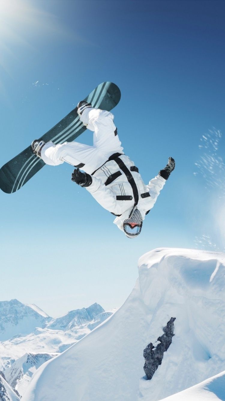 Snowboarder salto capovolto montagna, 750x1334 Full HD Verticale, Smartphone