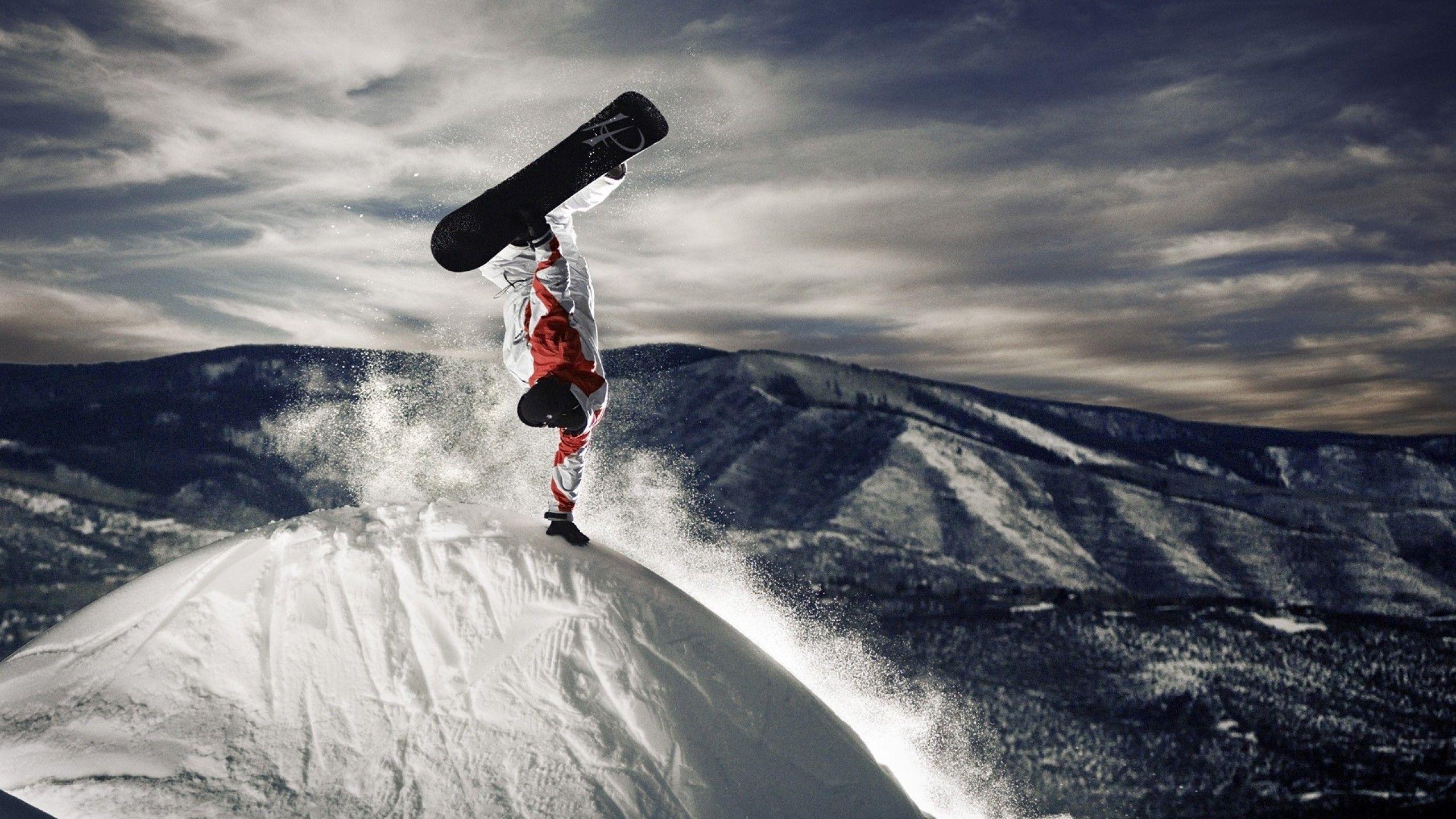 Snowboarder salto montagna neve, 2560x1440 1440p, Desktop