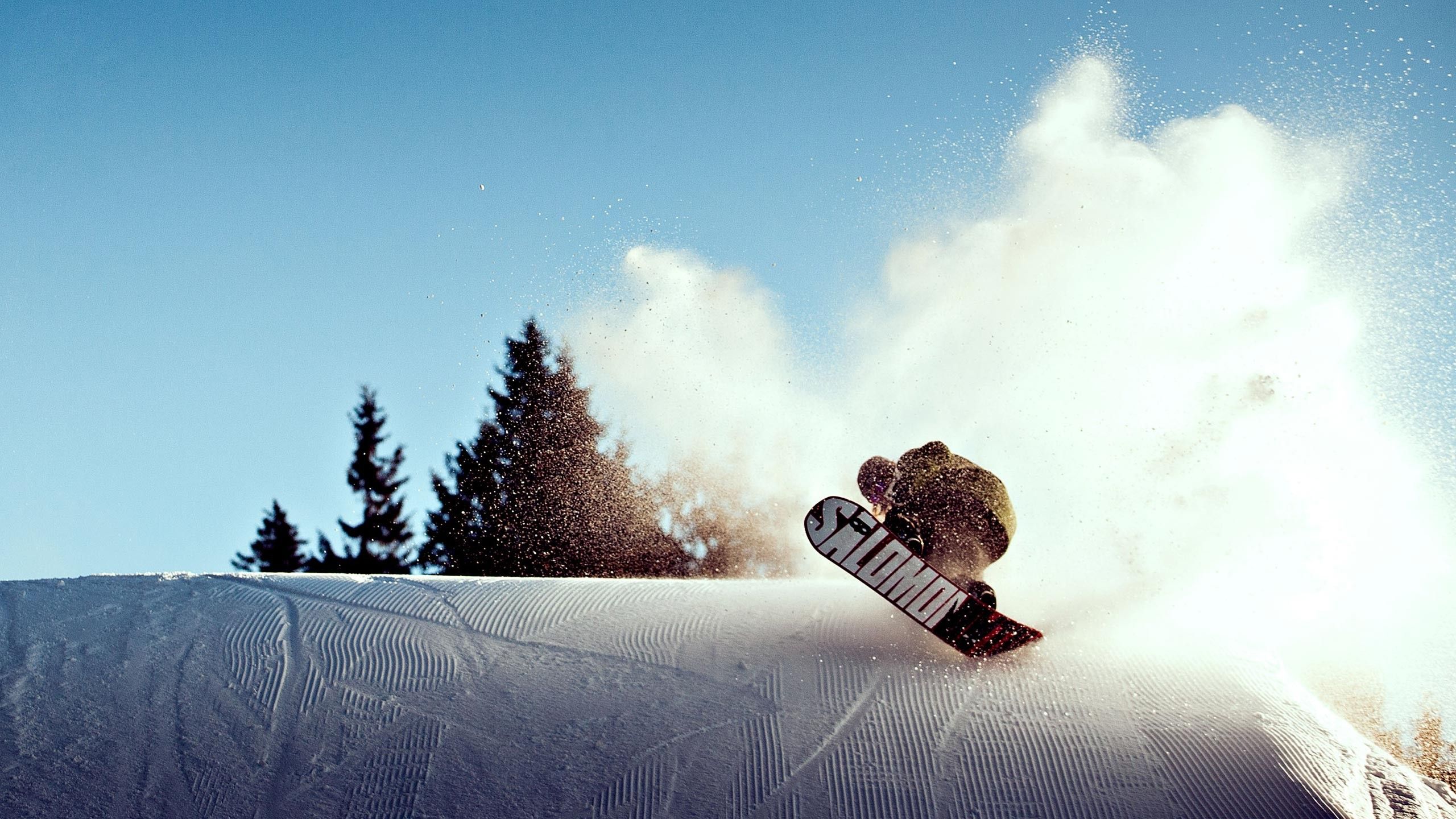 Snowboarder salto neve montagna, 2560x1440 2K, Desktop