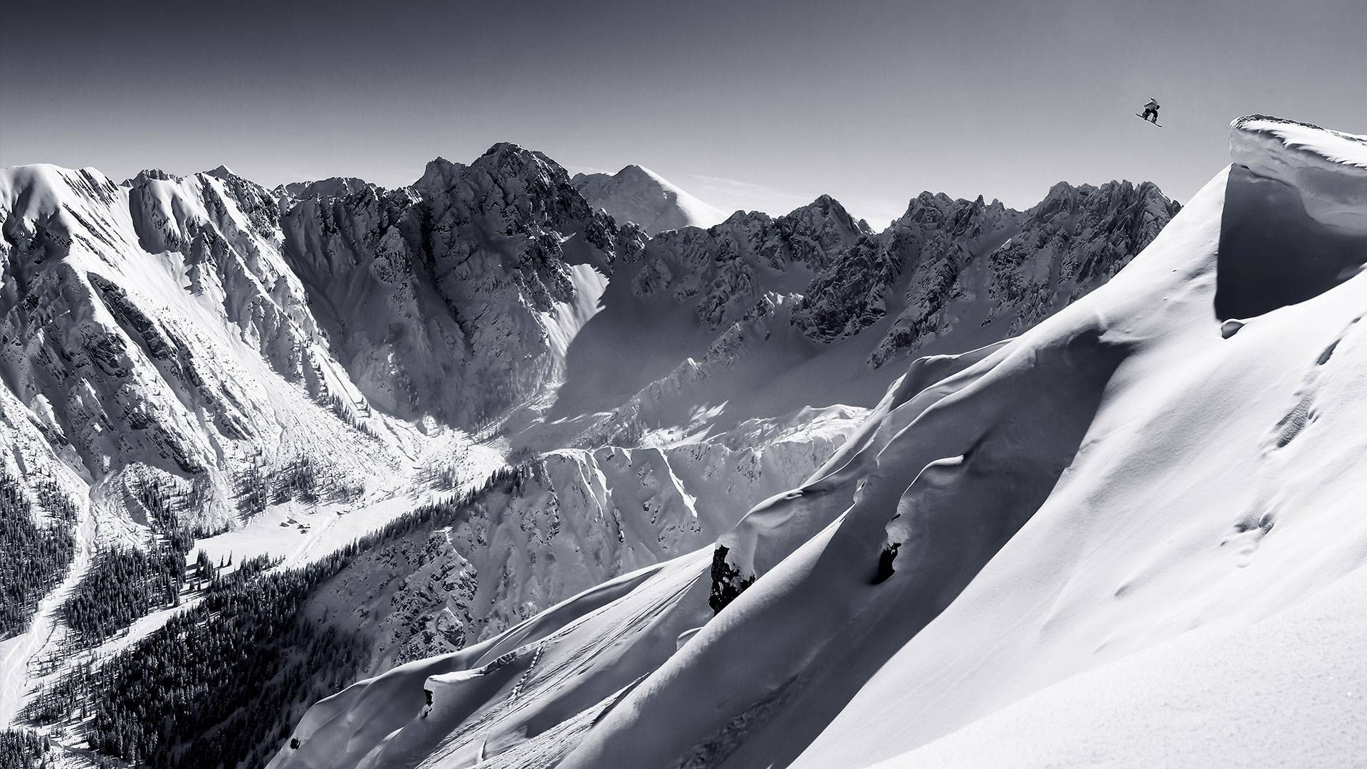 Snowboarder montagna innevata bianco nero, 1920x1080 Full HD, Desktop
