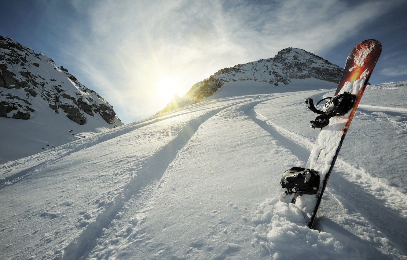 Snowboard piantato su pista innevata, 1332x850 720p, Laptop
