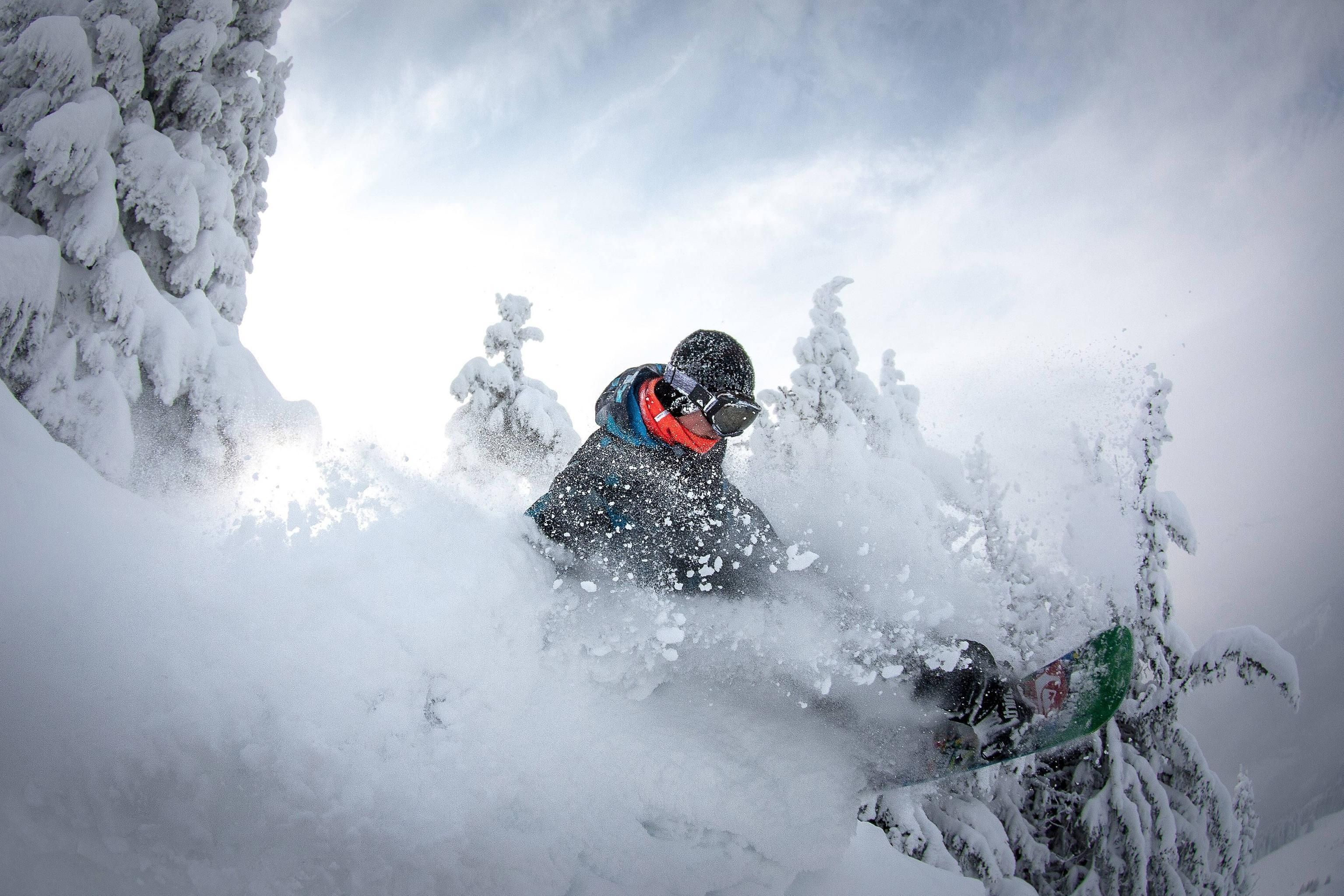 Snowboarder tra spruzzi di neve, 3070x2047 2K, Desktop