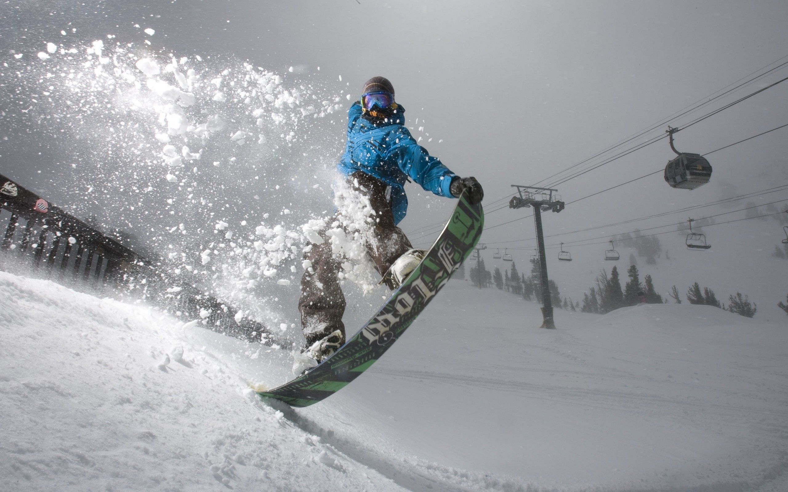 Snowboarder salto neve montagna, 2560x1600 2K, Desktop