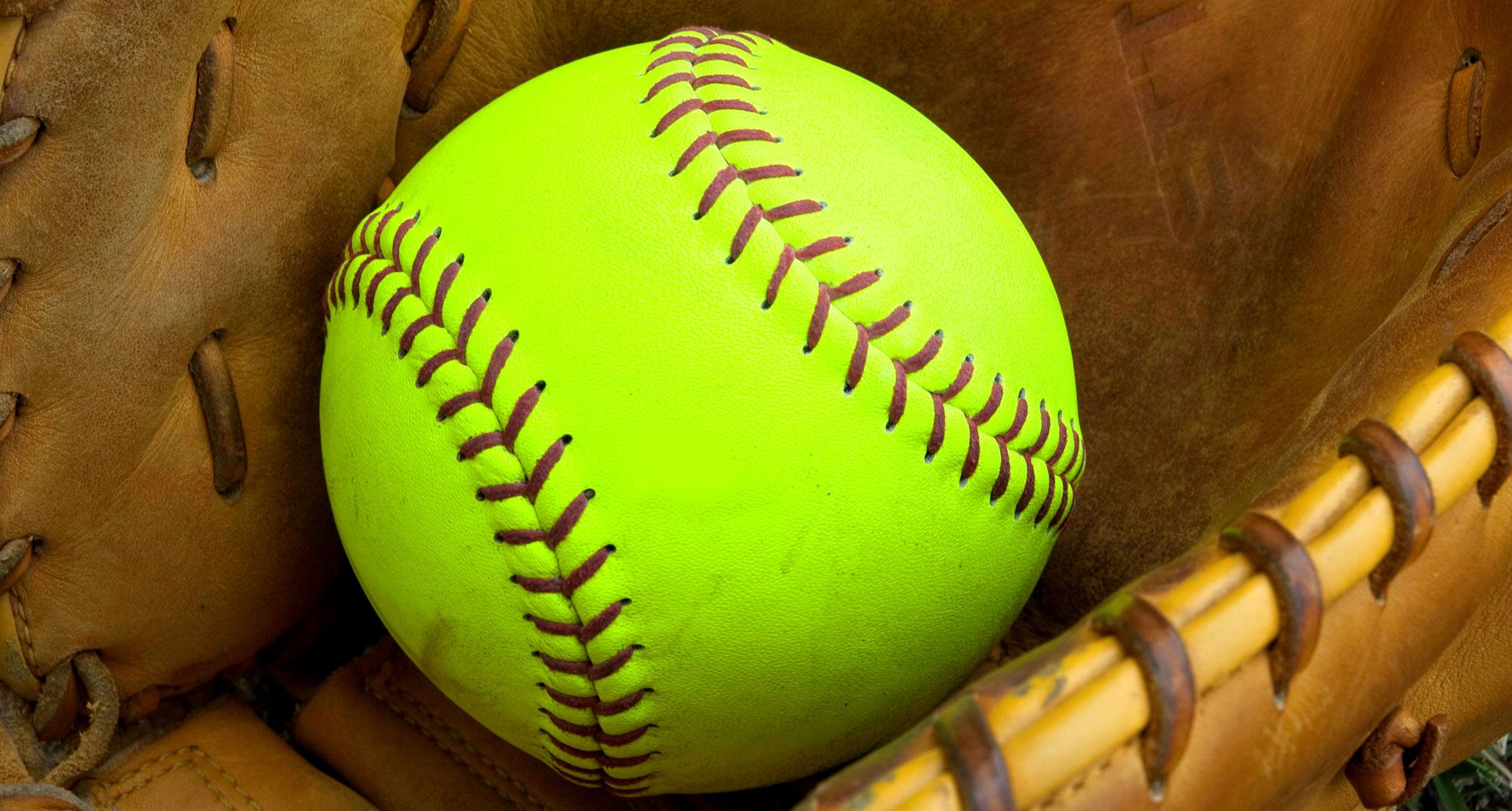 Palla softball verde in guantone, 2000x1073 2K, Desktop