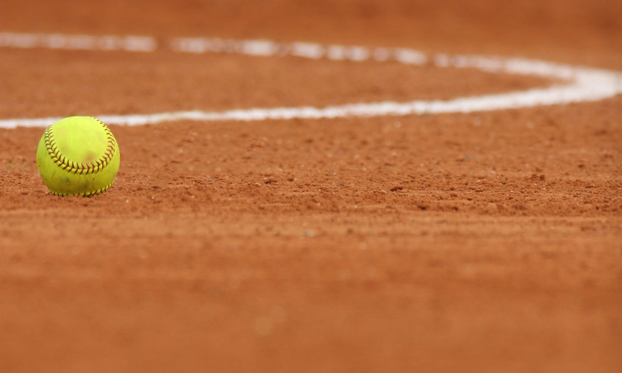 Palla softball su terra rossa, 2000x1200 alta risoluzione, PC Desktop