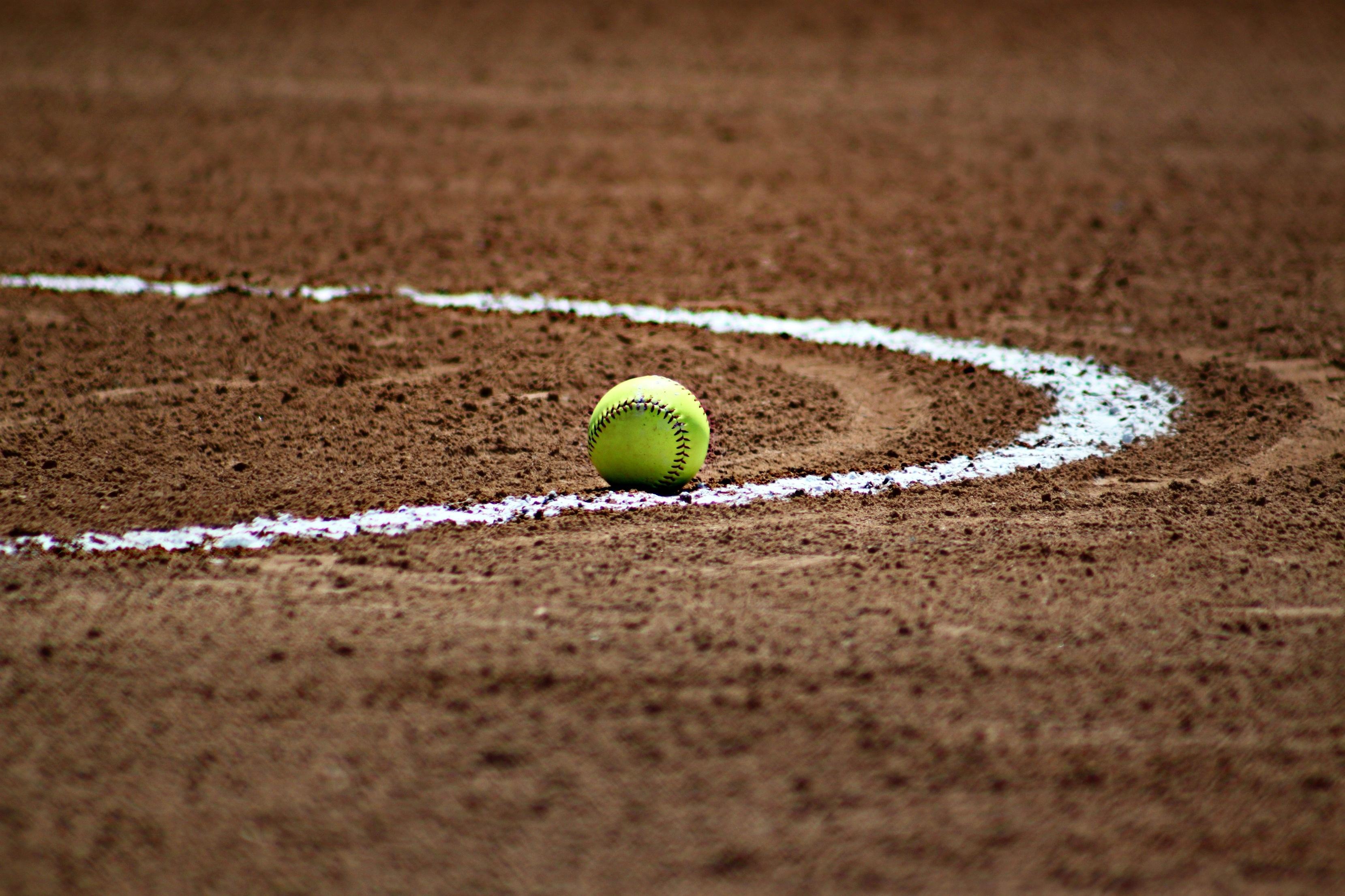 Palla softball su terra battuta, 3318x2212 WQXGA, Laptop