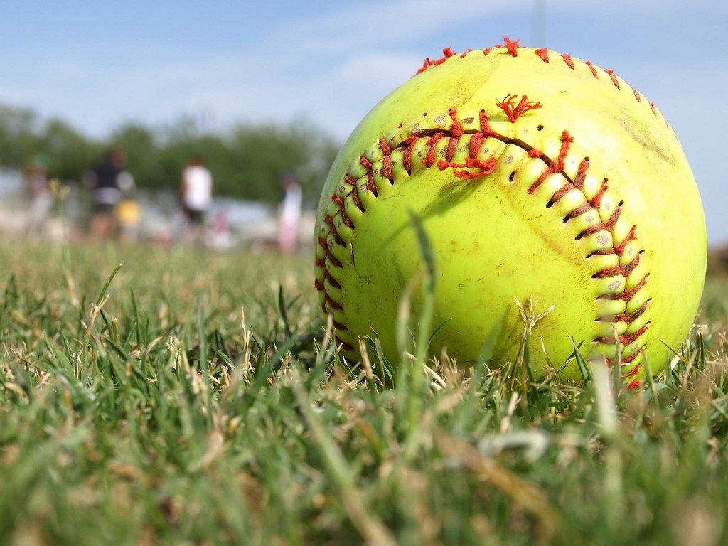 Palla da softball nell'erba, 1024x768 HD, Desktop