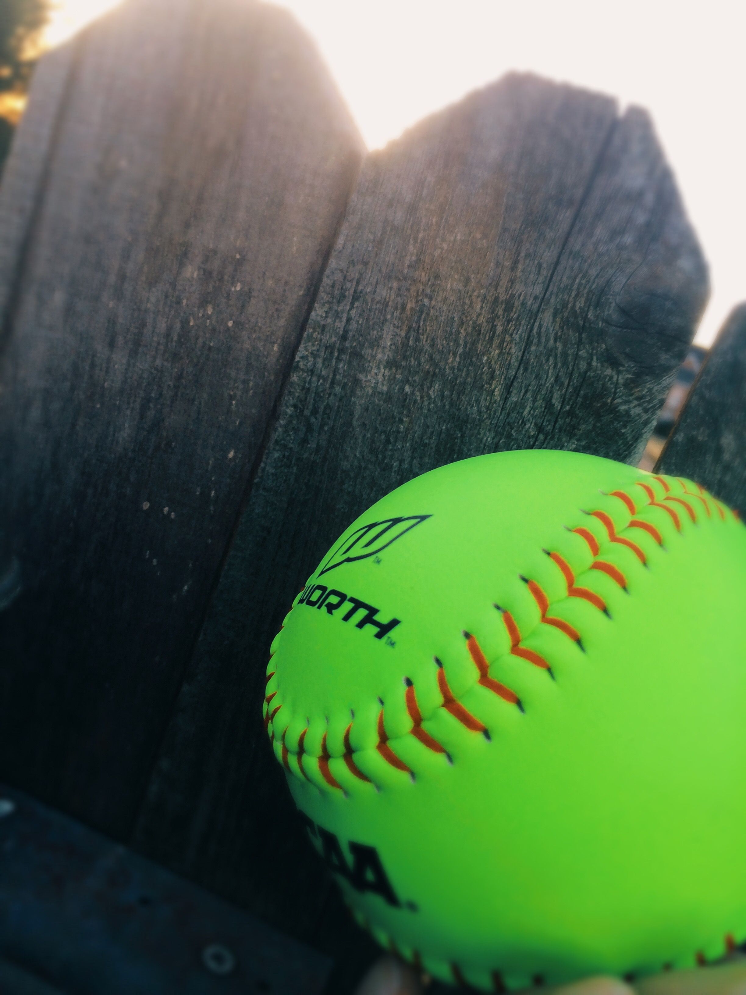 Palla softball gialla con scritta, 1500x1125 720p, PC
