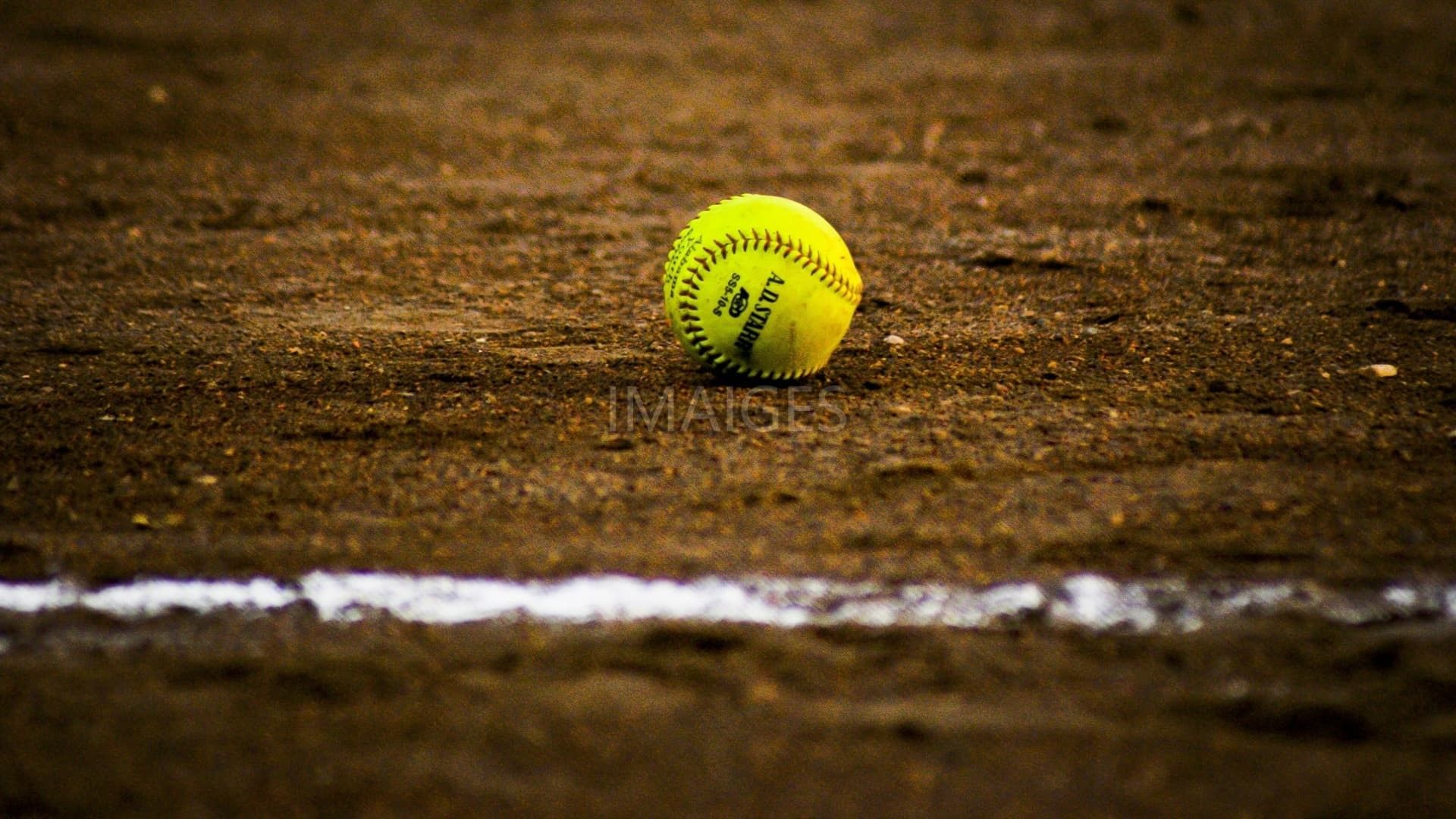 Palla softball gialla su terra, 1920x1080 Full HD 1080p, Desktop