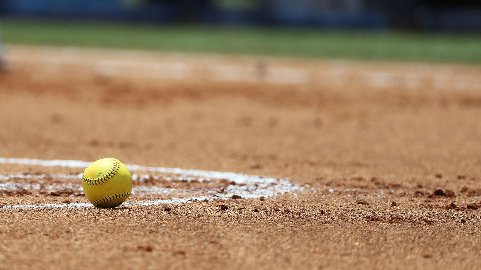 Palla da softball su campo, 1600x900 HD, PC
