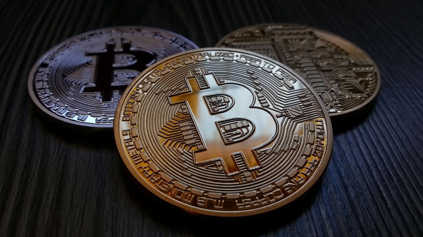 Monete Bitcoin dorate e smartphone, 1366x768 HD, Lenovo Legion