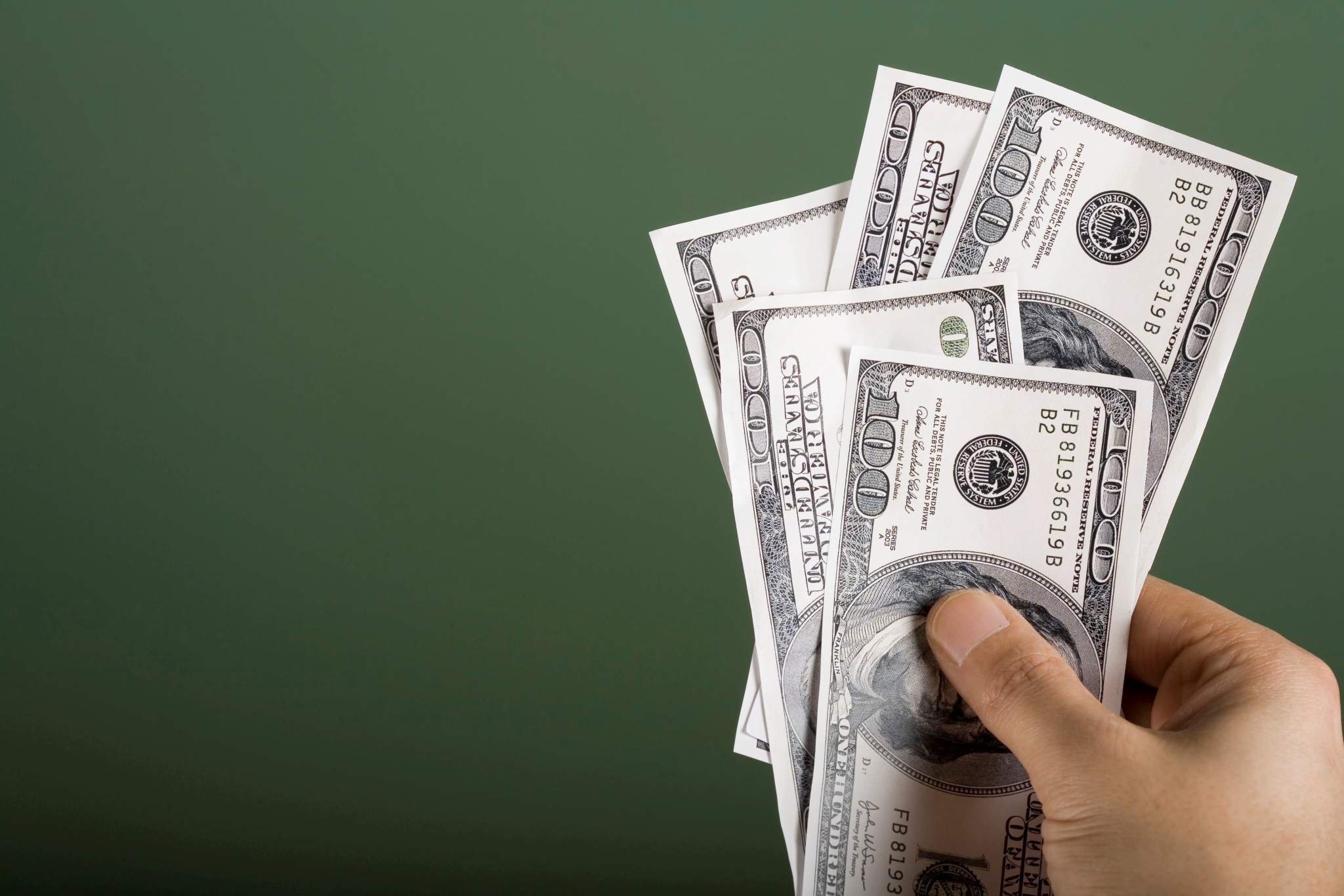 Mano con banconote dollari, 2048x1365 2K, Desktop