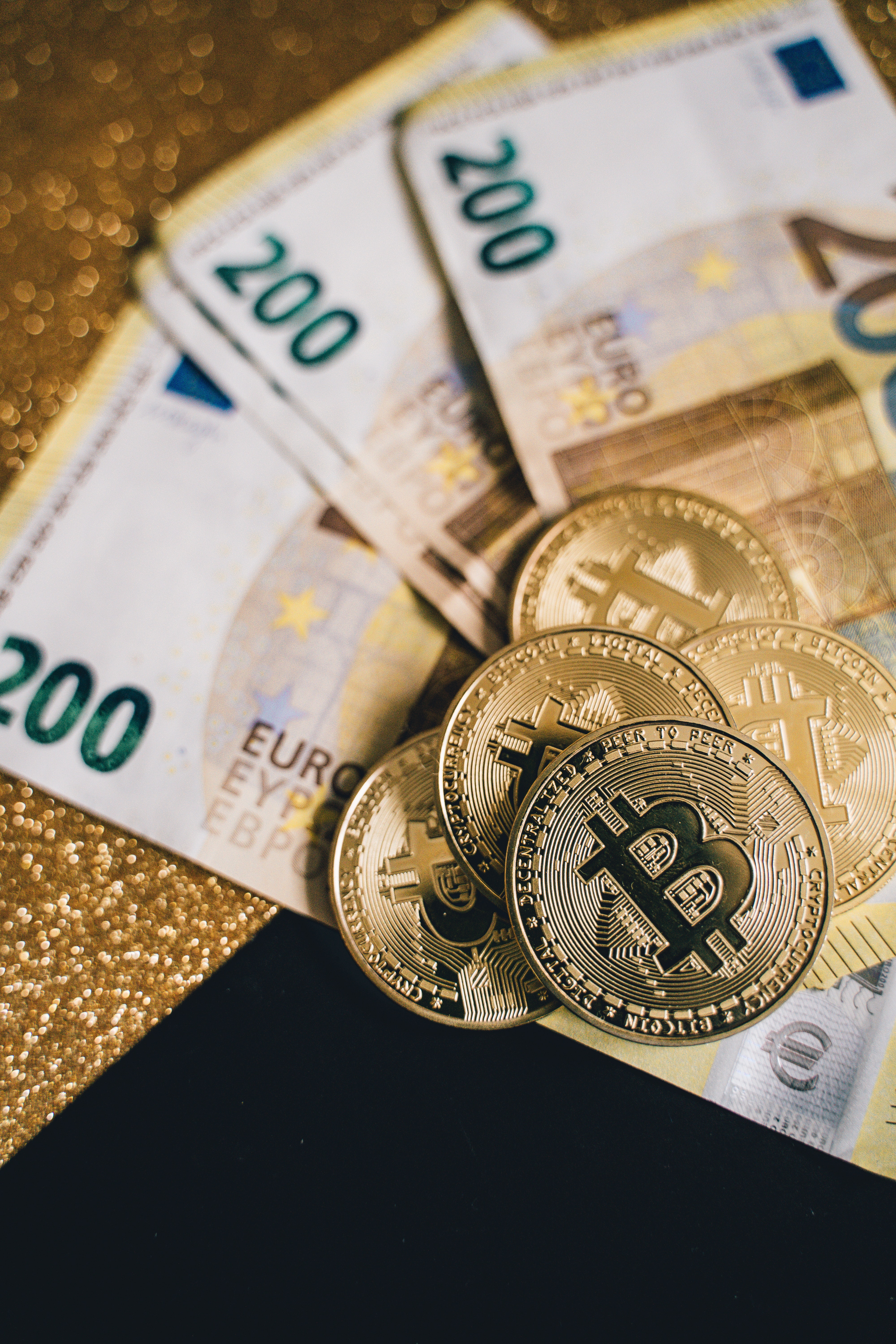 Monete Bitcoin e banconote euro, 4000x6000 Full HD Verticale, Smartphone