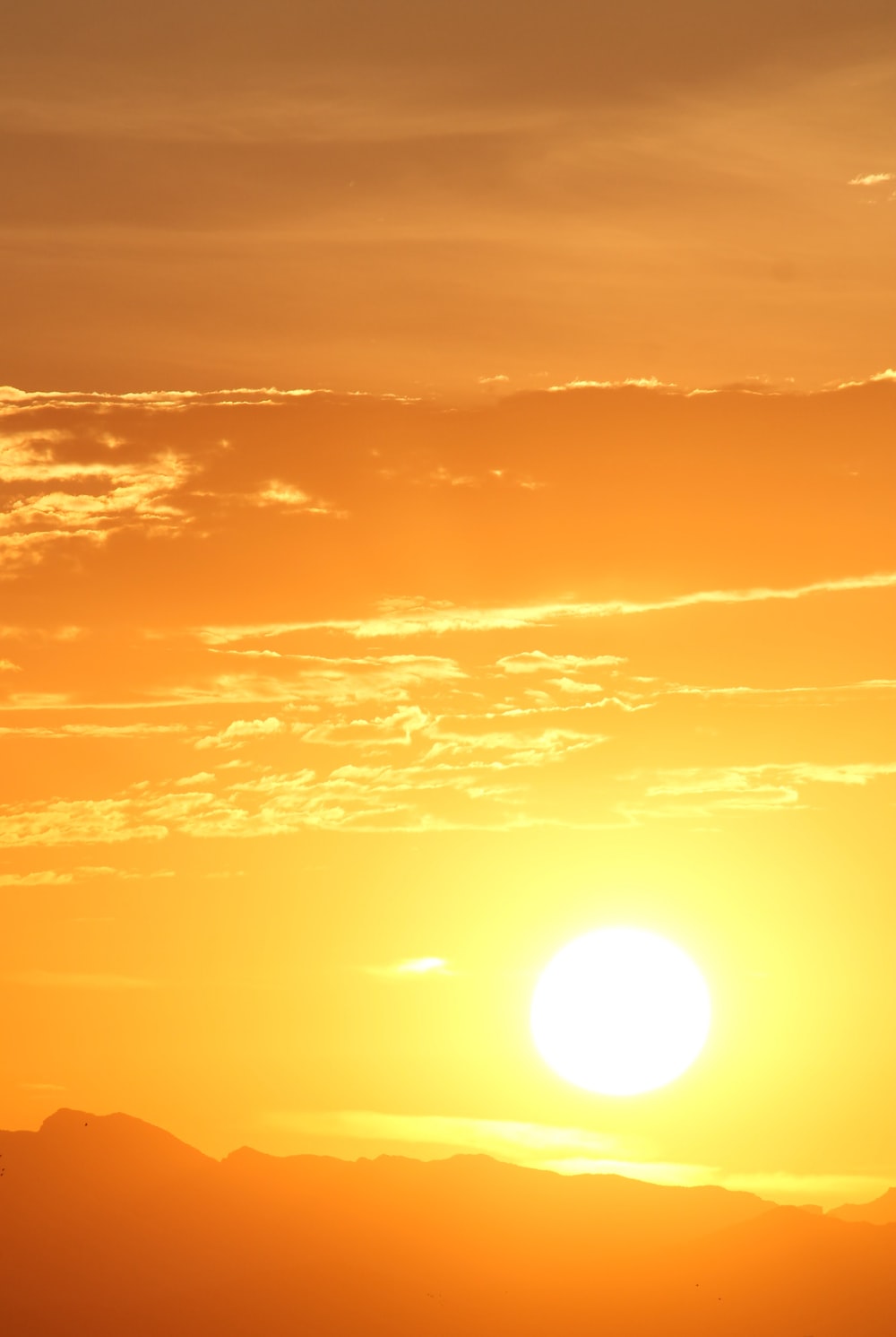 Tramonto arancione con sole, 1000x1491 Full HD Verticale, iPhone