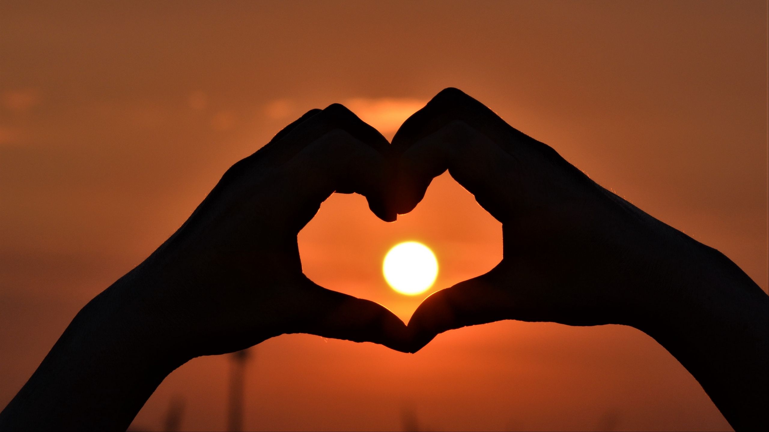 Mani a cuore al tramonto, 2560x1440 2K QHD, PC