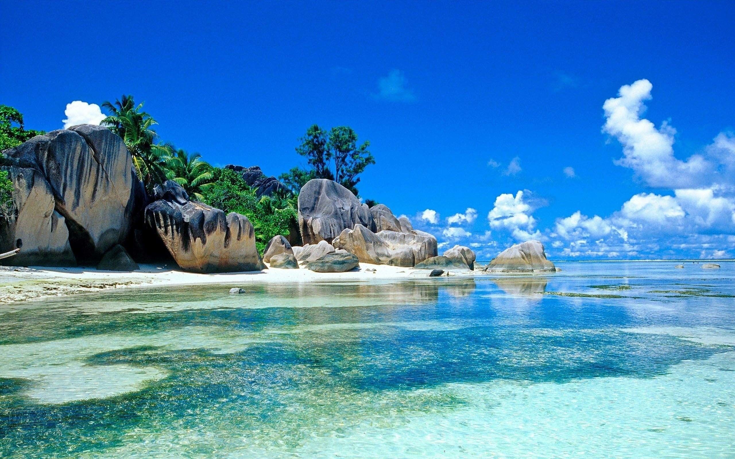 Spiaggia tropicale con rocce, 2560x1600 2K+, Desktop