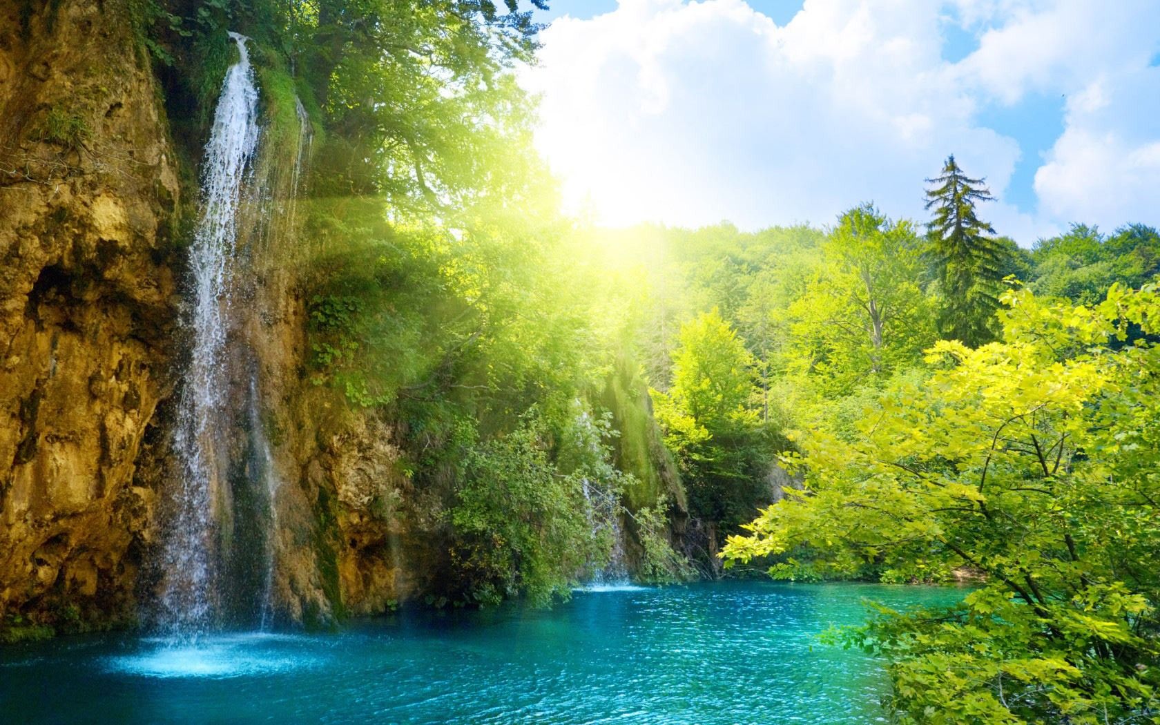 Cascata soleggiata nella foresta, 1680x1050 HD Ready, Desktop