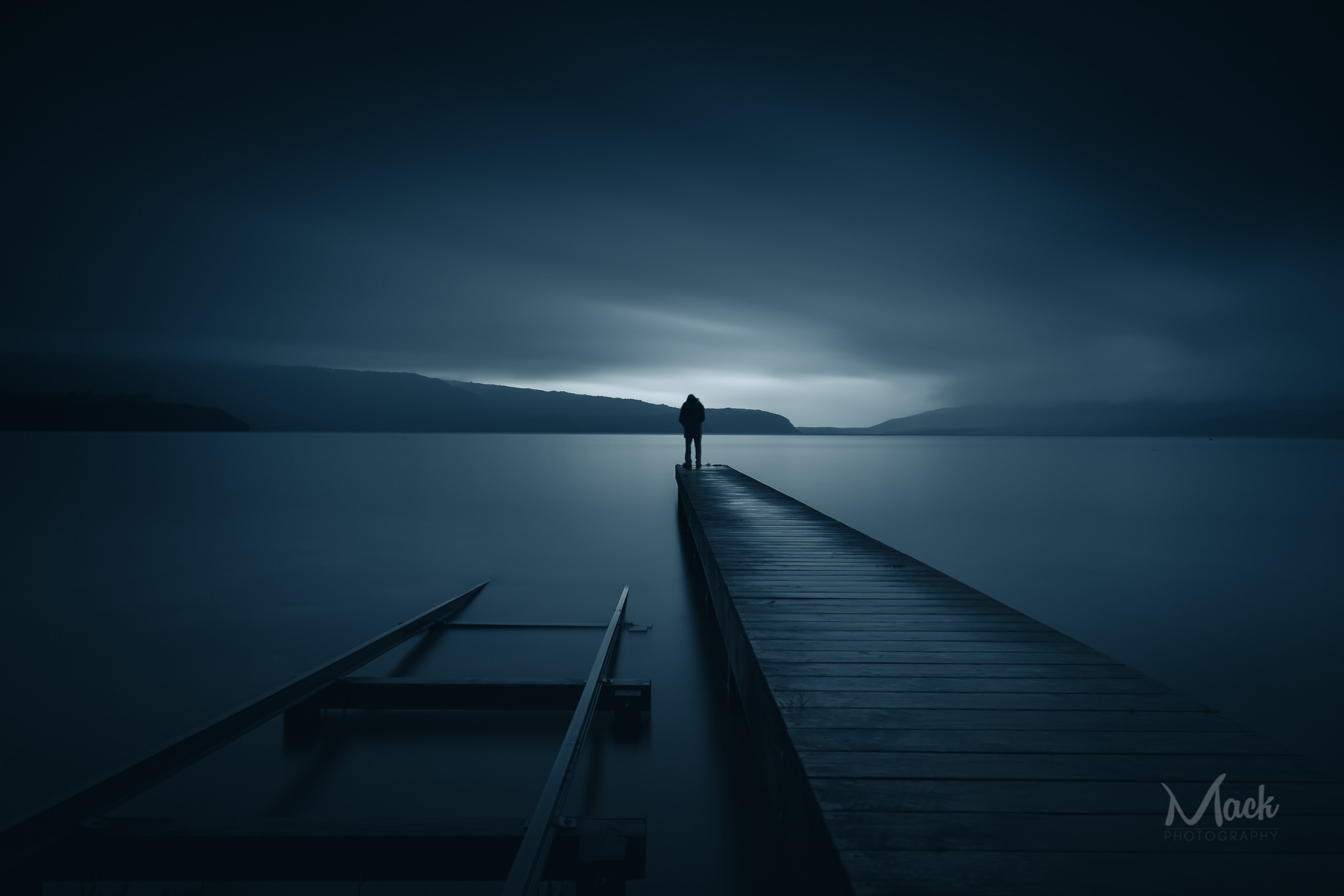 figura solitaria su molo notturno, 2048x1365 2K, PC