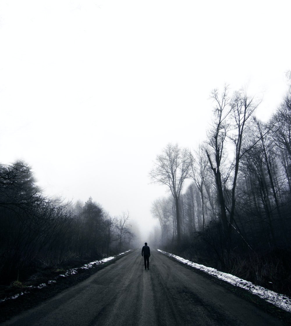 figura solitaria strada nebbiosa, 1000x1120 Full HD Verticale, Smartphone