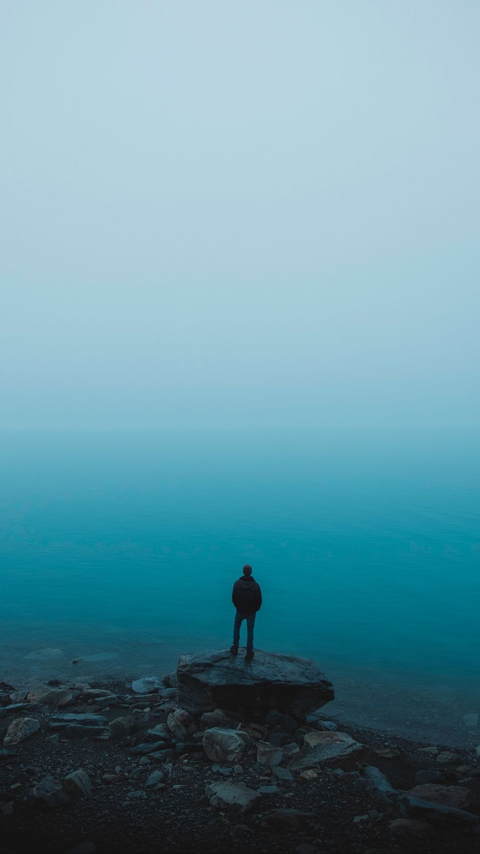 figura solitaria vicino al mare, 938x1668 Full HD Verticale, Smartphone